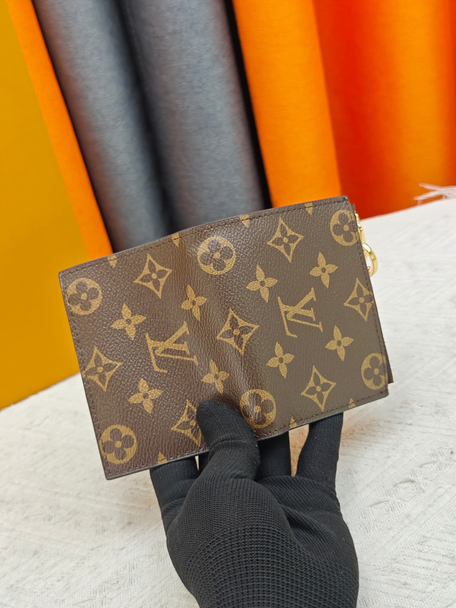C5285 M82381 M82382 M82383 MPortefeuille Lisa is made of Monogram canvas, with colored leather lining. This compact wallet features a corner panel for coins, and the handle is decorated with LV circles, allowing it to be easily placed in a small bag or ha — image 7