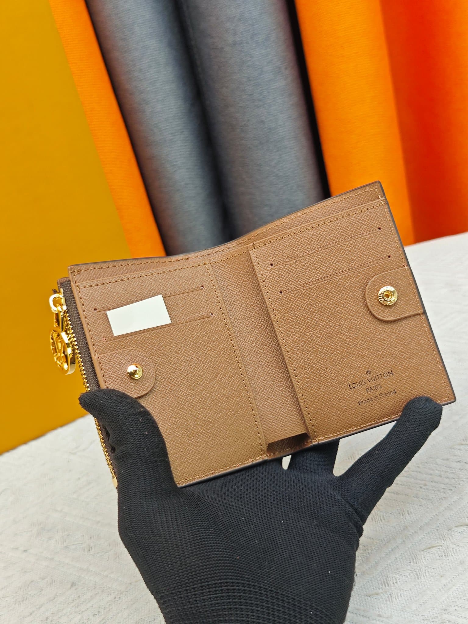 C5285 M82381 M82382 M82383 MPortefeuille Lisa is made of Monogram canvas, with colored leather lining. This compact wallet features a corner panel for coins, and the handle is decorated with LV circles, allowing it to be easily placed in a small bag or ha — image 6
