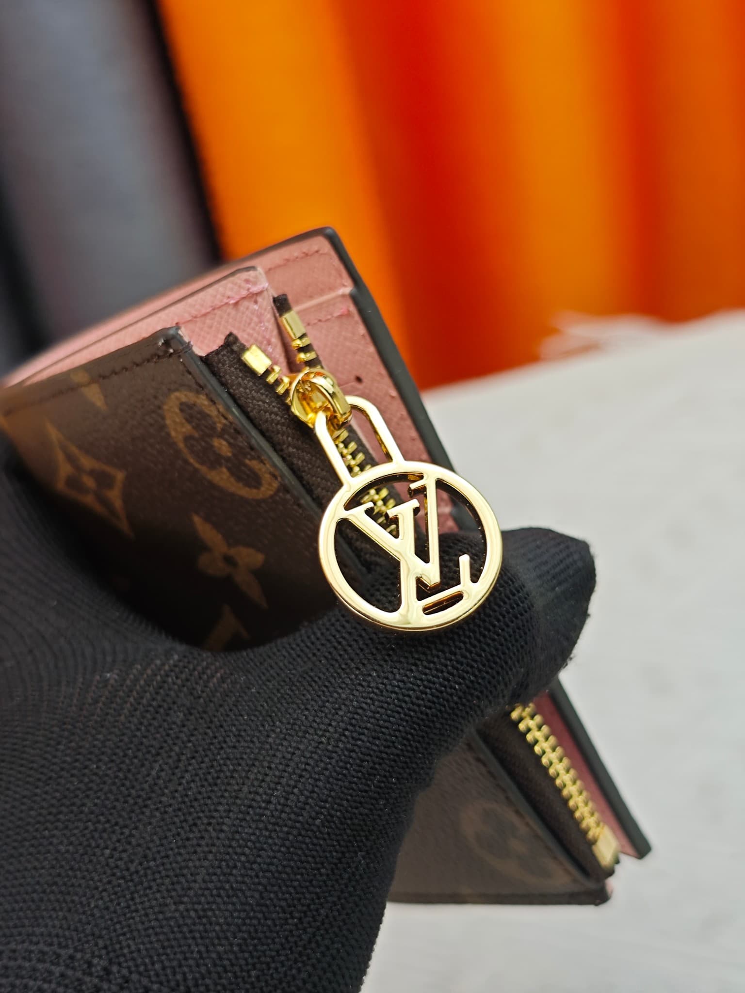 C5284 M82381 M82382 M82383 MPortefeuille Lisa is made of Monogram canvas, with colored leather lining. This compact wallet features a coin pocket and corner support; the handle is decorated with LV circles, allowing it to be easily placed in a small bag o — image 5