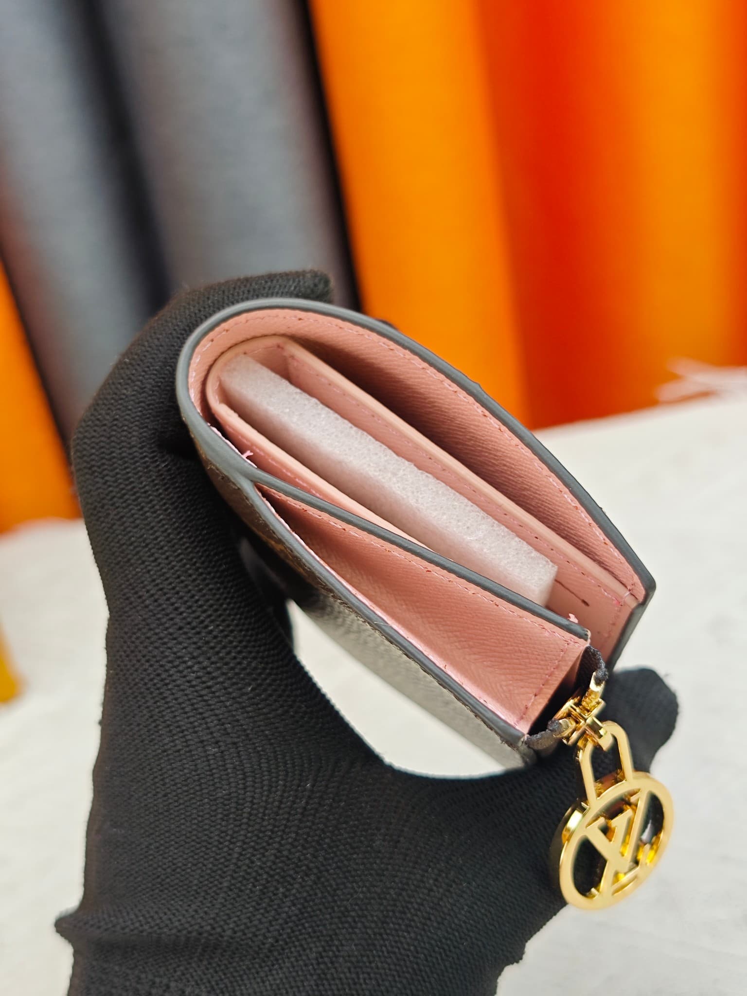 C5284 M82381 M82382 M82383 MPortefeuille Lisa is made of Monogram canvas, with colored leather lining. This compact wallet features a coin pocket and corner support; the handle is decorated with LV circles, allowing it to be easily placed in a small bag o — image 4