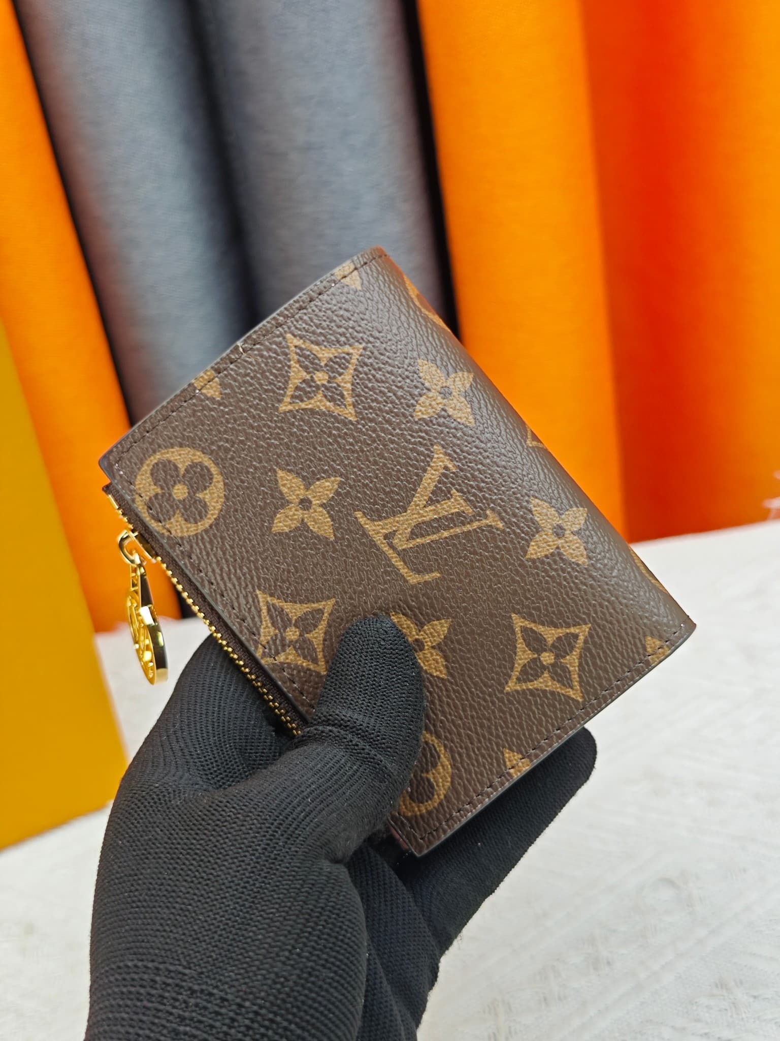 C5284 M82381 M82382 M82383 MPortefeuille Lisa is made of Monogram canvas, with colored leather lining. This compact wallet features a coin pocket and corner support; the handle is decorated with LV circles, allowing it to be easily placed in a small bag o — image 2