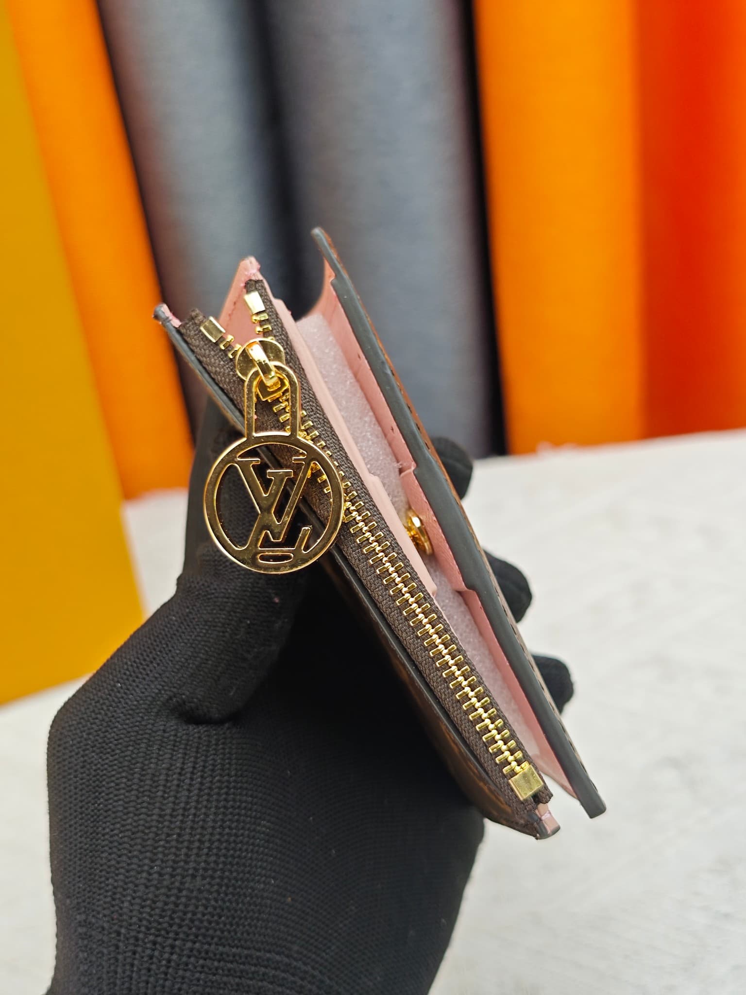 C5284 M82381 M82382 M82383 MPortefeuille Lisa is made of Monogram canvas, with colored leather lining. This compact wallet features a coin pocket and corner support; the handle is decorated with LV circles, allowing it to be easily placed in a small bag o — image 3