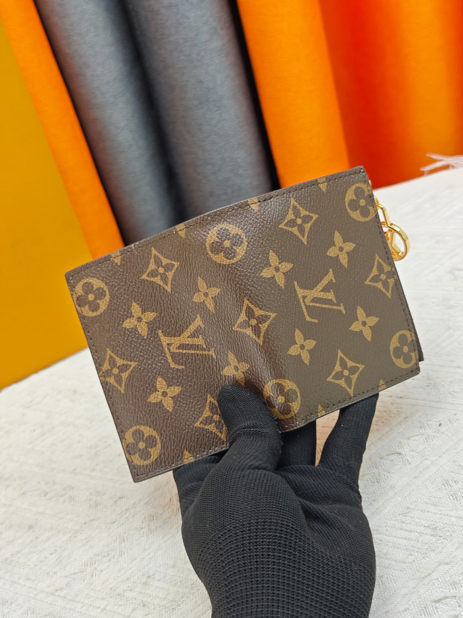 C5284 M82381 M82382 M82383 MPortefeuille Lisa is made of Monogram canvas, with colored leather lining. This compact wallet features a coin pocket and corner support; the handle is decorated with LV circles, allowing it to be easily placed in a small bag o — image 7