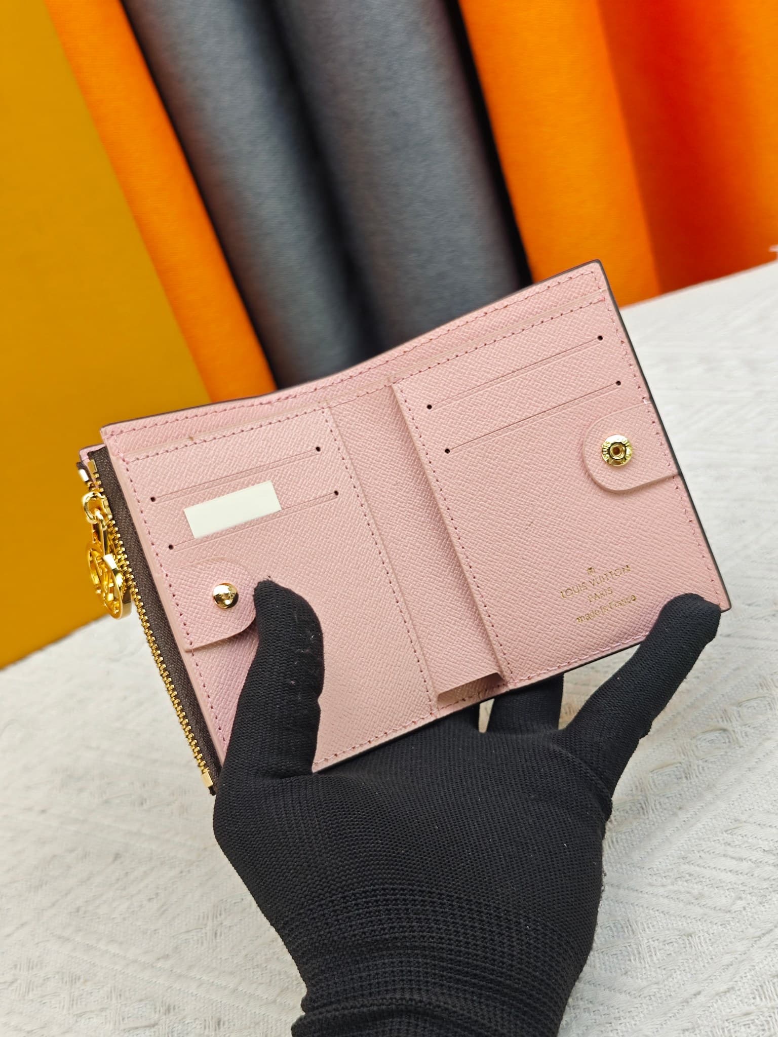 C5284 M82381 M82382 M82383 MPortefeuille Lisa is made of Monogram canvas, with colored leather lining. This compact wallet features a coin pocket and corner support; the handle is decorated with LV circles, allowing it to be easily placed in a small bag o — image 6