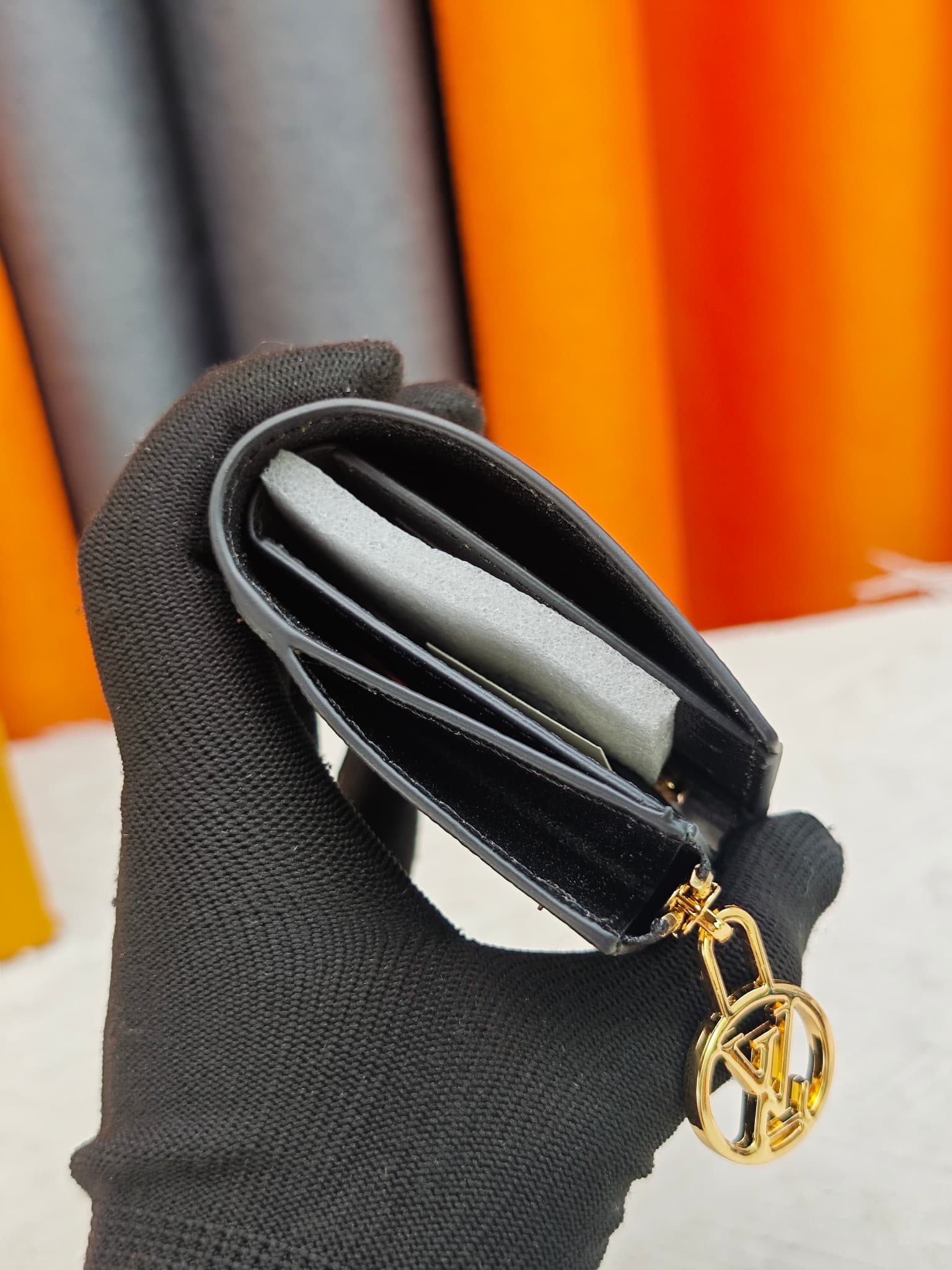 C5283 M82381 M82382 M82383 MPortefeuille Lisa is made of Monogram canvas with colored leather lining. This compact wallet features a coin pocket and corner supports; the handle is decorated with LV circles, allowing it to be easily placed in a small bag o — image 4