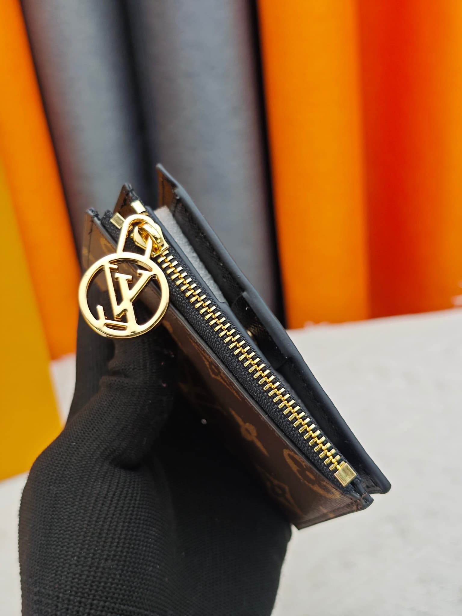 C5283 M82381 M82382 M82383 MPortefeuille Lisa is made of Monogram canvas with colored leather lining. This compact wallet features a coin pocket and corner supports; the handle is decorated with LV circles, allowing it to be easily placed in a small bag o — image 3