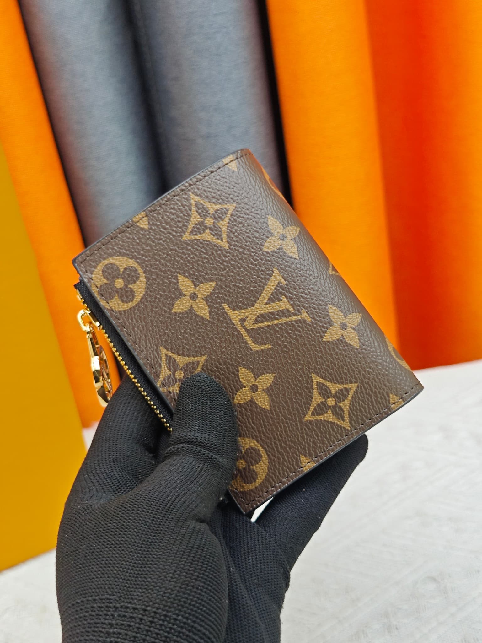 C5283 M82381 M82382 M82383 MPortefeuille Lisa is made of Monogram canvas with colored leather lining. This compact wallet features a coin pocket and corner supports; the handle is decorated with LV circles, allowing it to be easily placed in a small bag o — image 2