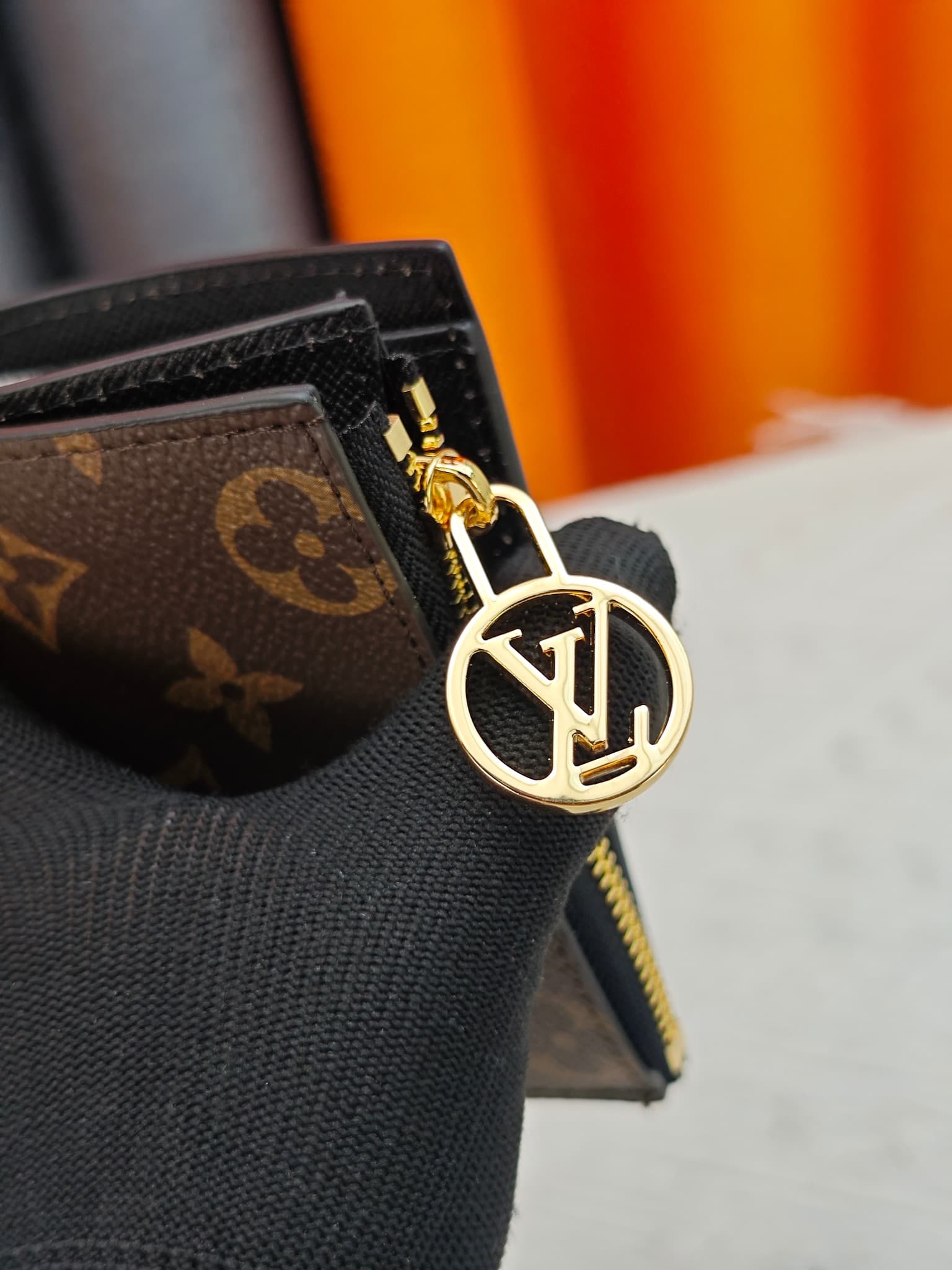C5283 M82381 M82382 M82383 MPortefeuille Lisa is made of Monogram canvas with colored leather lining. This compact wallet features a coin pocket and corner supports; the handle is decorated with LV circles, allowing it to be easily placed in a small bag o — image 5