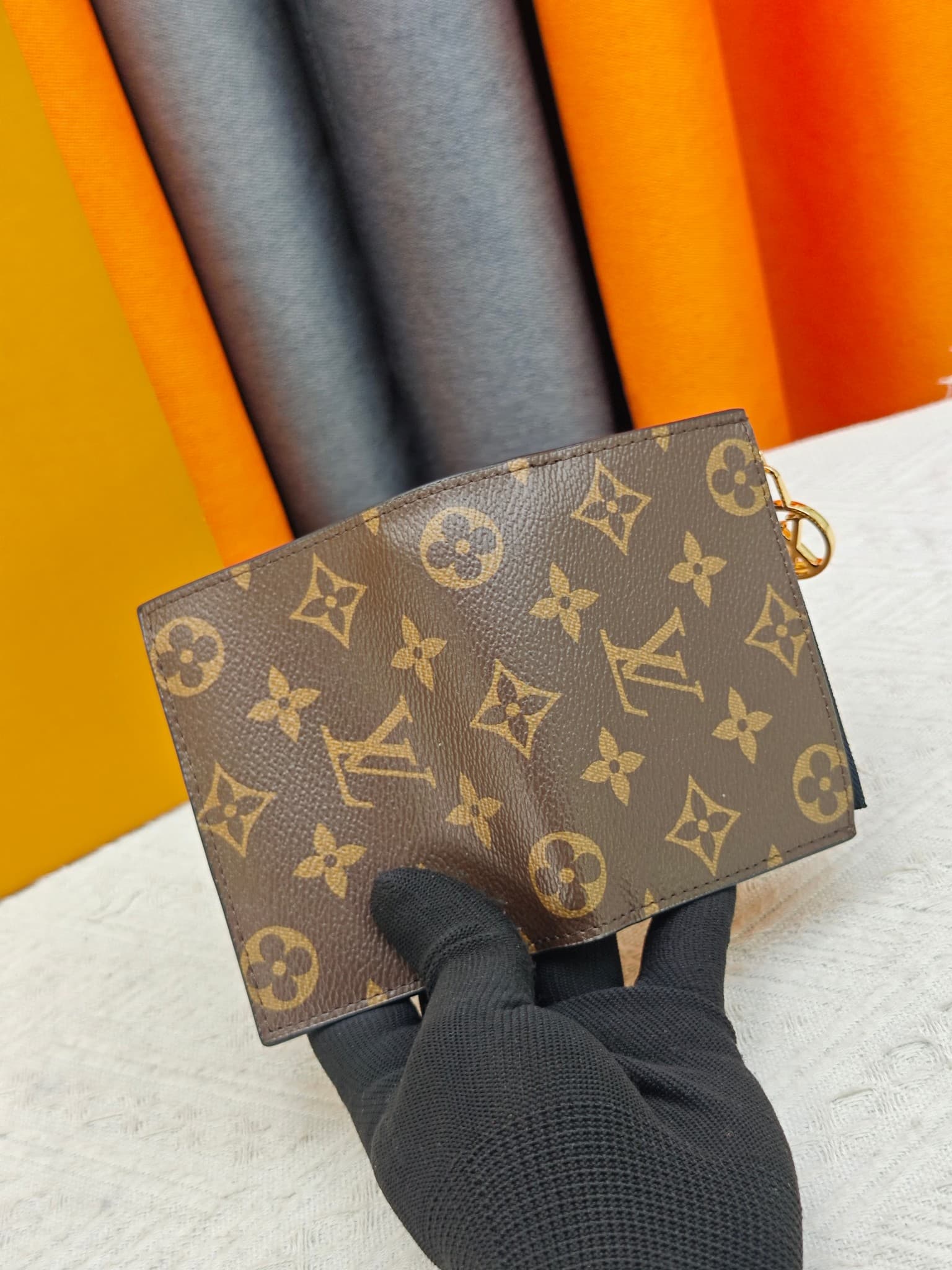 C5283 M82381 M82382 M82383 MPortefeuille Lisa is made of Monogram canvas with colored leather lining. This compact wallet features a coin pocket and corner supports; the handle is decorated with LV circles, allowing it to be easily placed in a small bag o — image 7