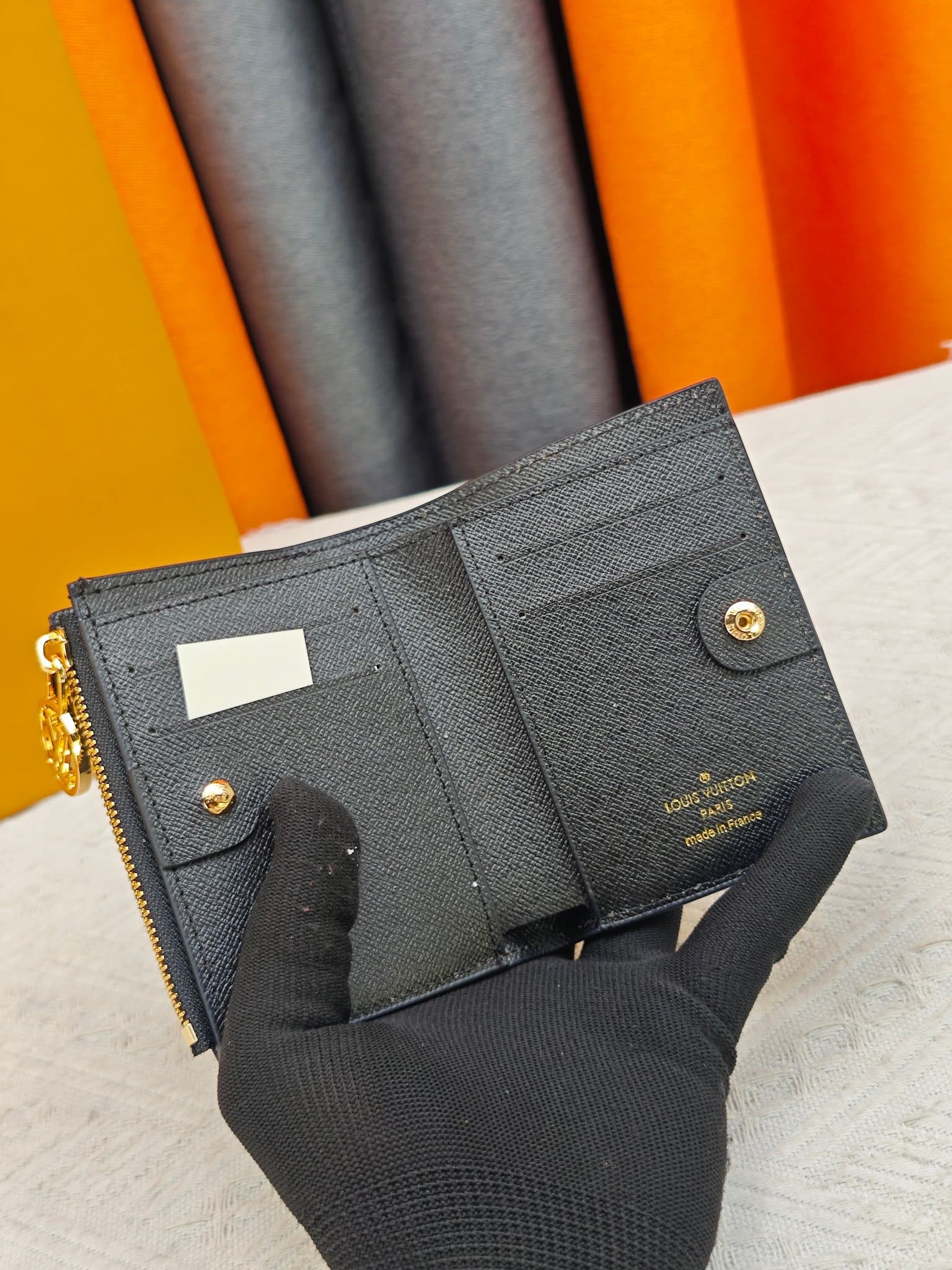 C5283 M82381 M82382 M82383 MPortefeuille Lisa is made of Monogram canvas with colored leather lining. This compact wallet features a coin pocket and corner supports; the handle is decorated with LV circles, allowing it to be easily placed in a small bag o — image 6