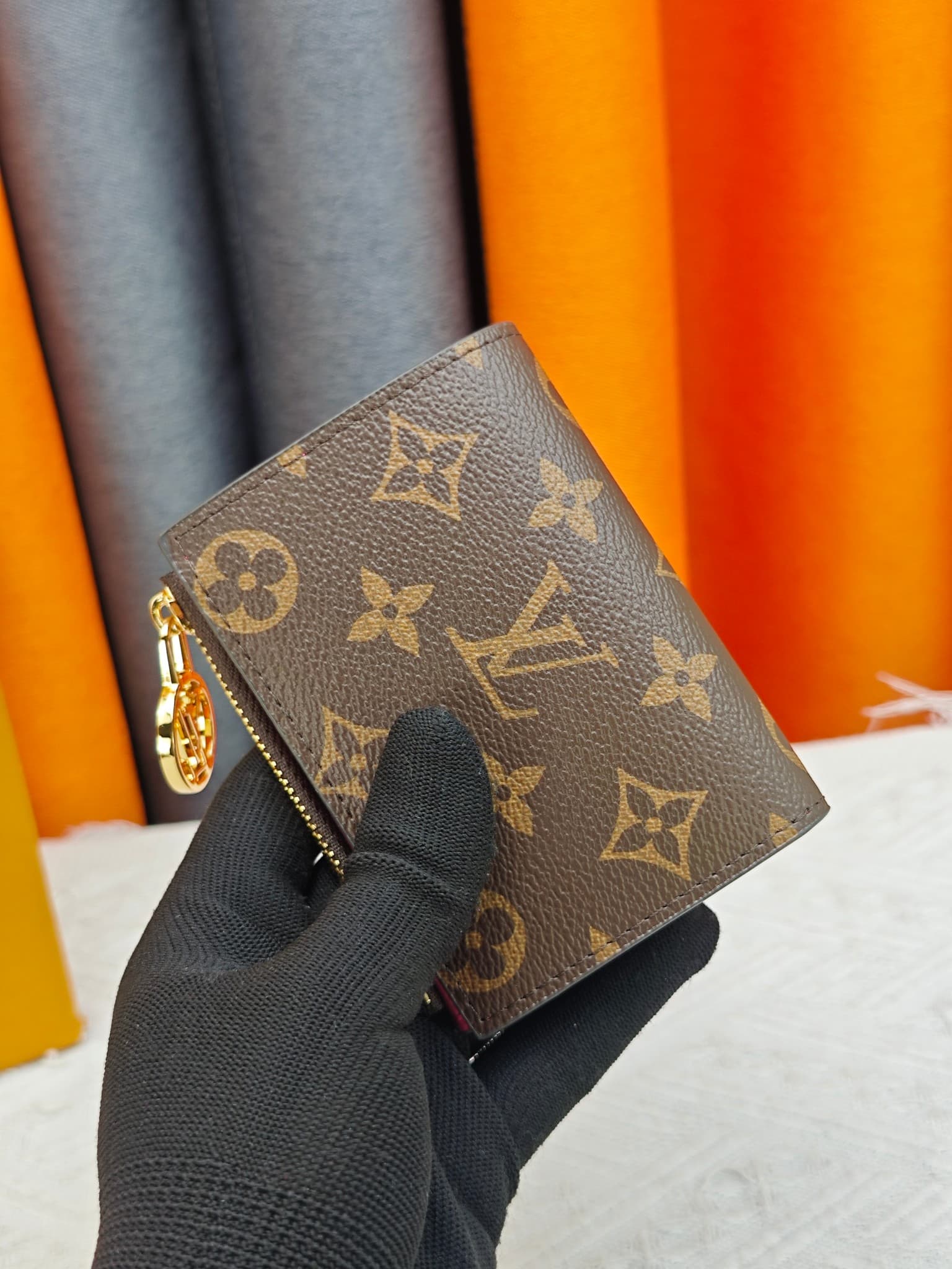 C5282 M82381 M82382 M82383 MPortefeuille Lisa is made of Monogram canvas, with colored leather lining. This compact wallet features a corner flap for coins, and the handle is decorated with LV circles, allowing it to be easily placed in a small bag or han — image 2