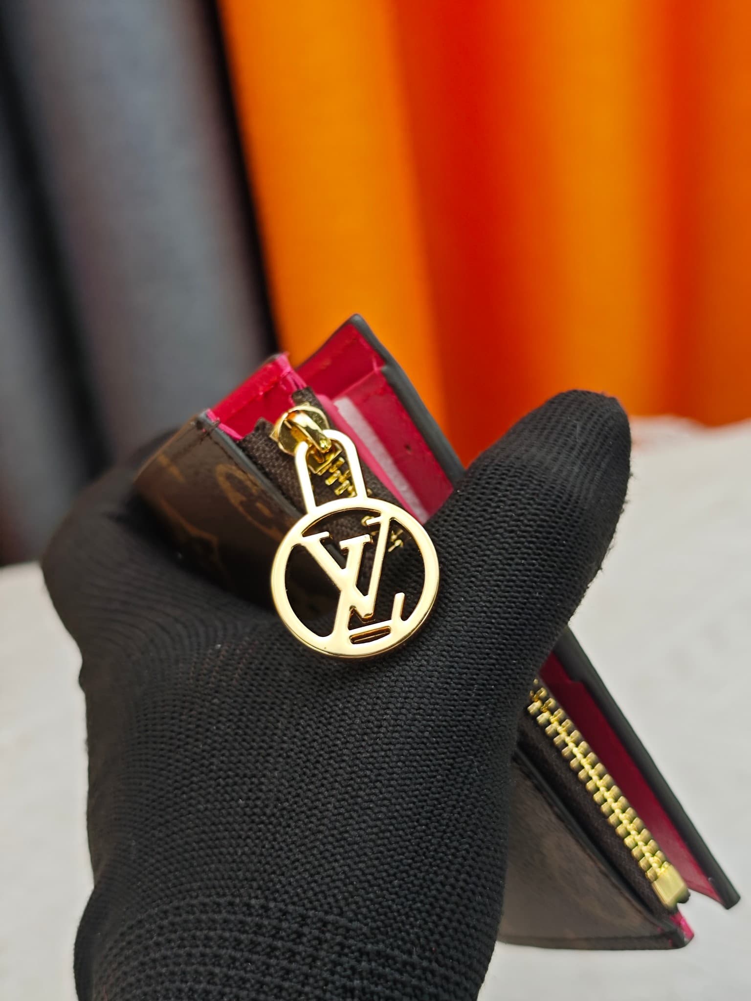 C5282 M82381 M82382 M82383 MPortefeuille Lisa is made of Monogram canvas, with colored leather lining. This compact wallet features a corner flap for coins, and the handle is decorated with LV circles, allowing it to be easily placed in a small bag or han — image 5