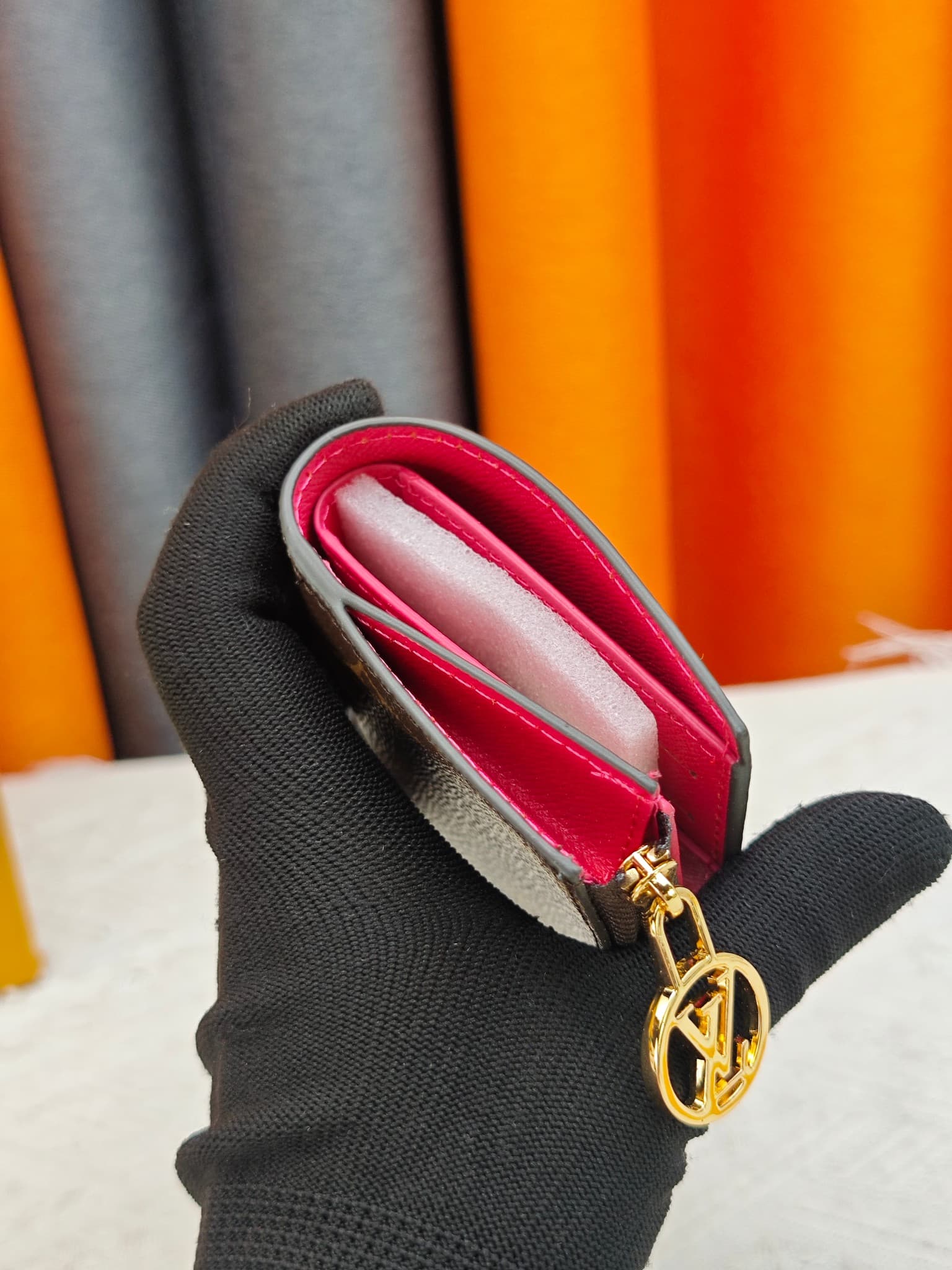 C5282 M82381 M82382 M82383 MPortefeuille Lisa is made of Monogram canvas, with colored leather lining. This compact wallet features a corner flap for coins, and the handle is decorated with LV circles, allowing it to be easily placed in a small bag or han — image 4