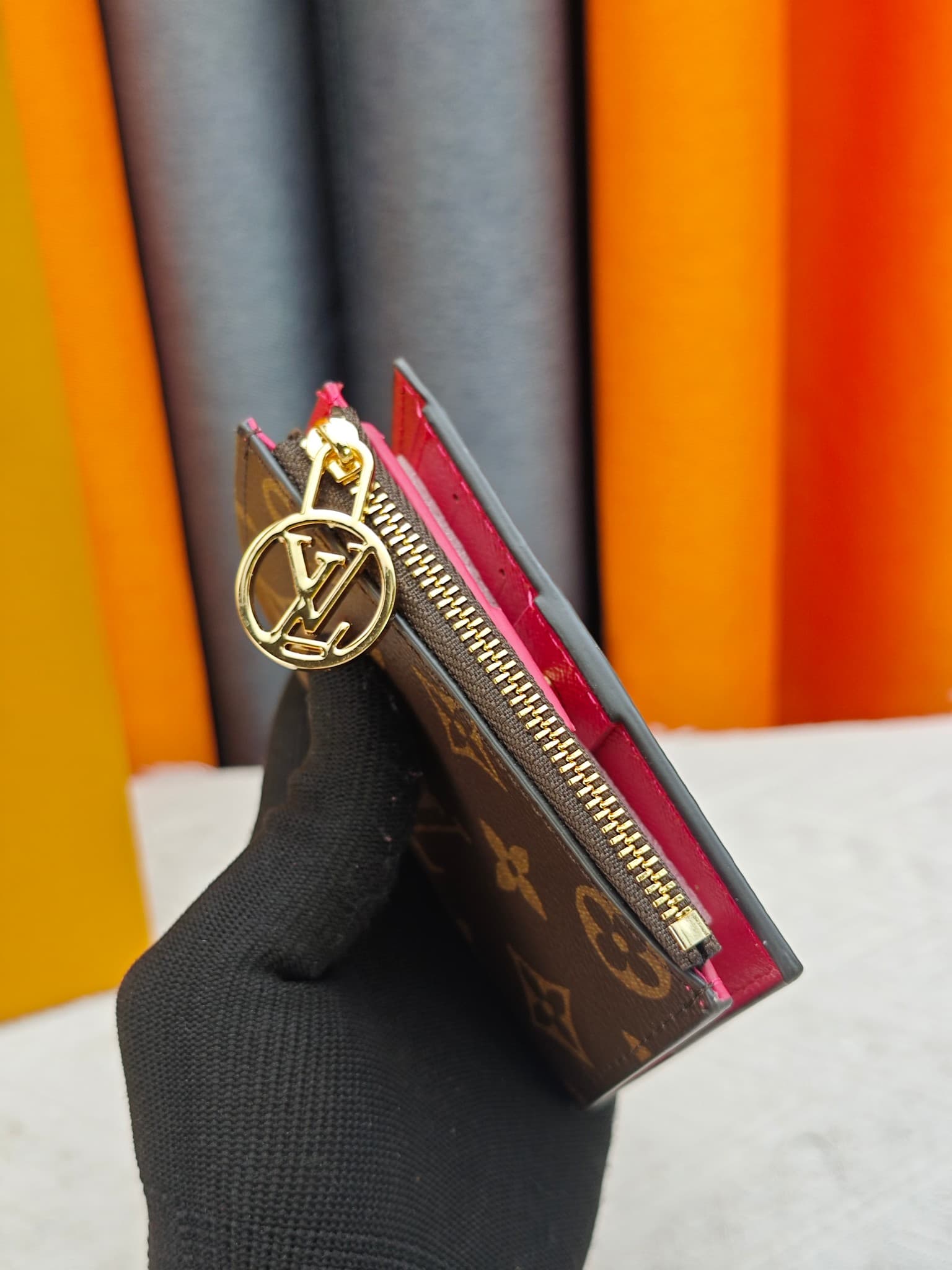 C5282 M82381 M82382 M82383 MPortefeuille Lisa is made of Monogram canvas, with colored leather lining. This compact wallet features a corner flap for coins, and the handle is decorated with LV circles, allowing it to be easily placed in a small bag or han — image 3
