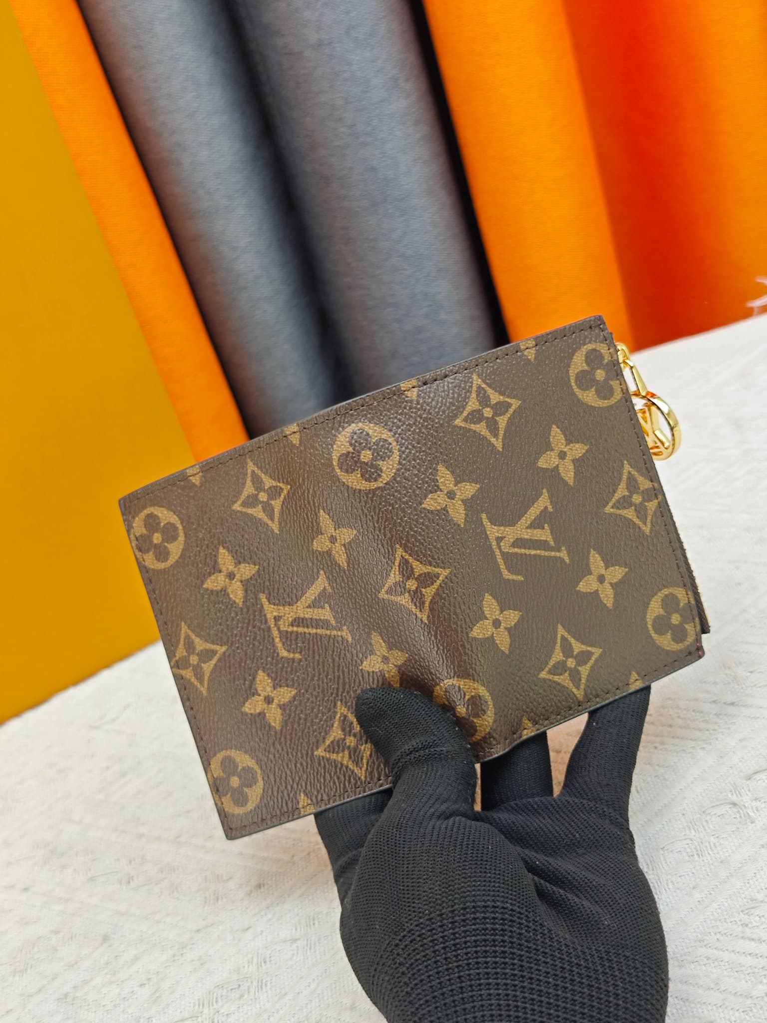 C5282 M82381 M82382 M82383 MPortefeuille Lisa is made of Monogram canvas, with colored leather lining. This compact wallet features a corner flap for coins, and the handle is decorated with LV circles, allowing it to be easily placed in a small bag or han — image 7