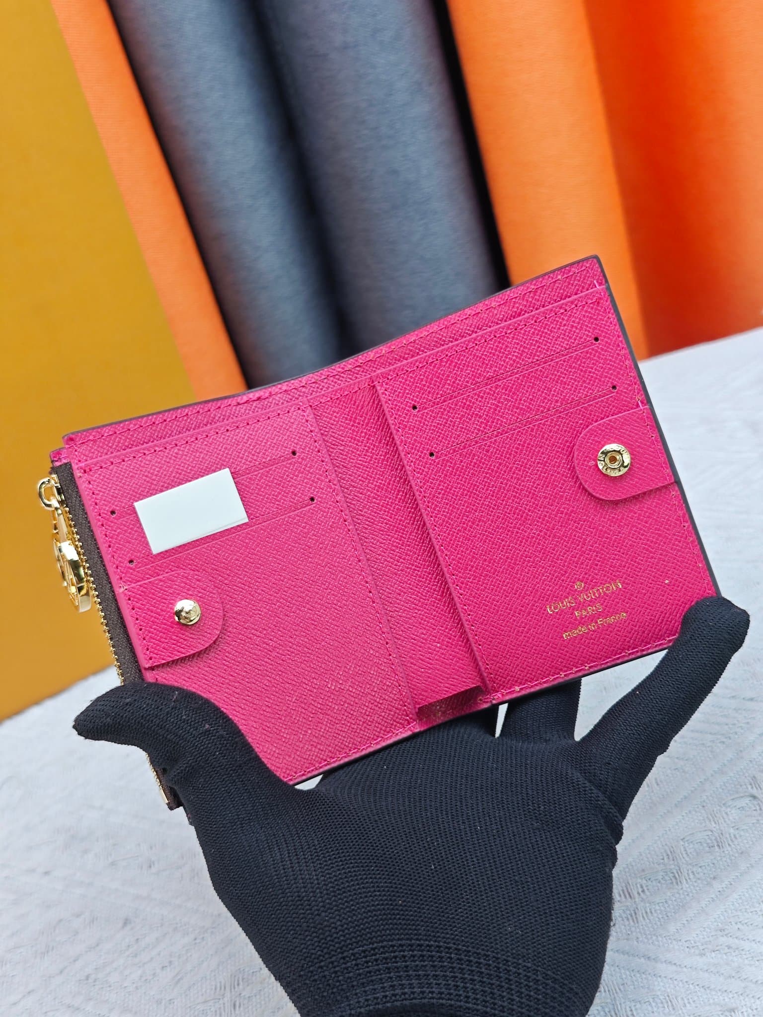 C5282 M82381 M82382 M82383 MPortefeuille Lisa is made of Monogram canvas, with colored leather lining. This compact wallet features a corner flap for coins, and the handle is decorated with LV circles, allowing it to be easily placed in a small bag or han — image 6