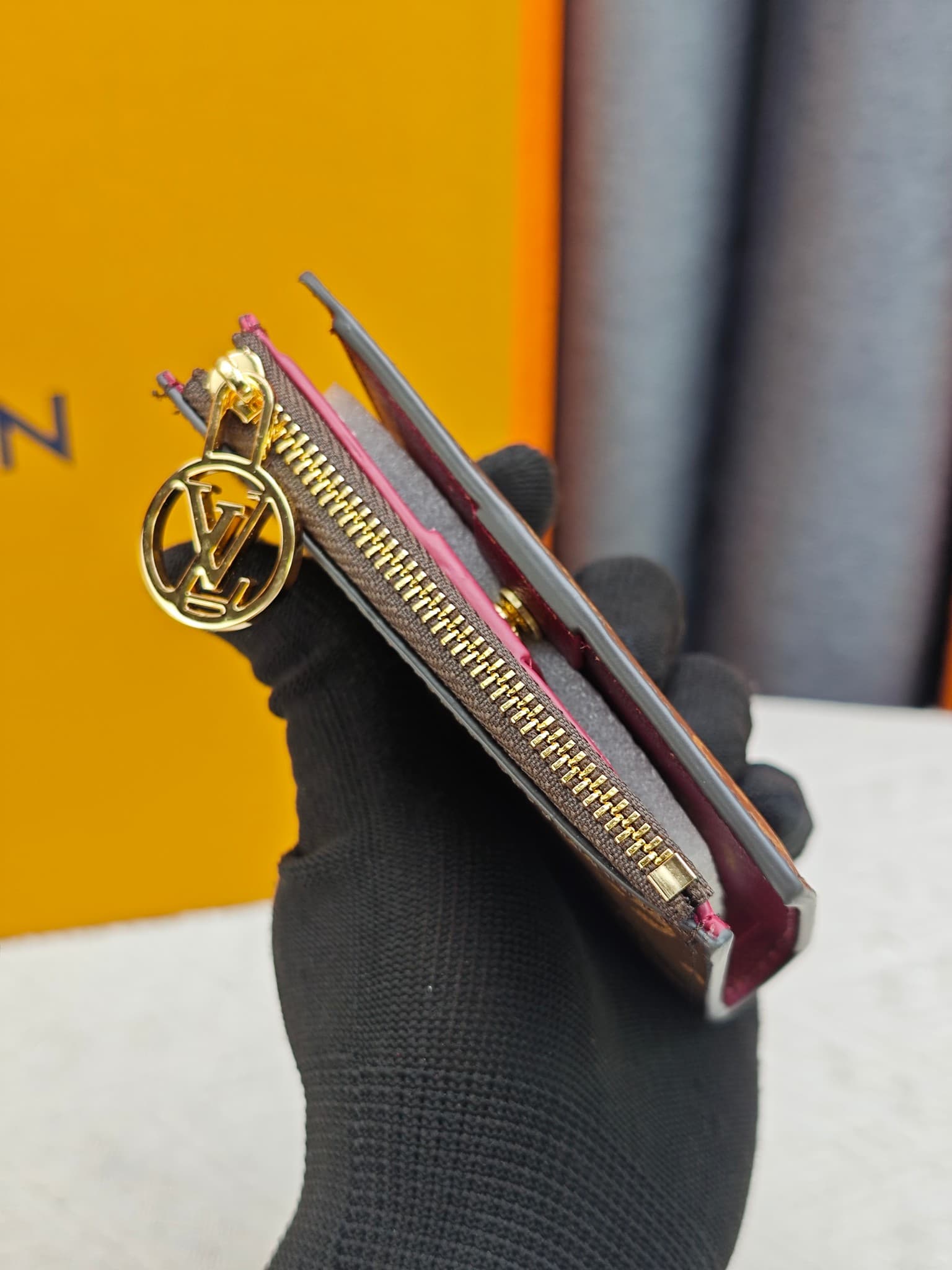 C5281 M82381 M82382 M82383 MPortefeuille Lisa is made of Monogram canvas, with colored leather lining. This compact wallet features a coin pocket and corner support; the handle is decorated with LV circles, allowing it to be easily placed in a small bag o — image 3