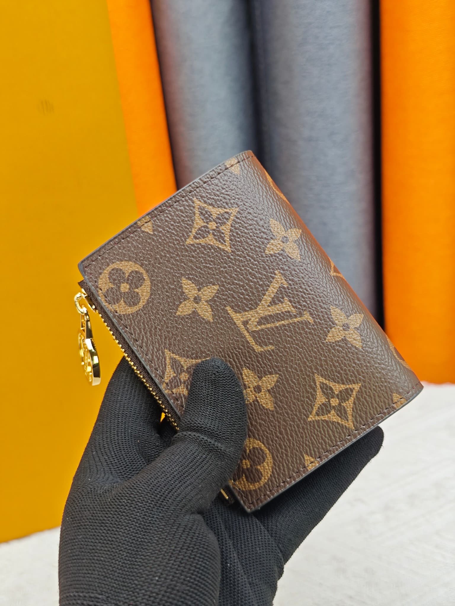 C5281 M82381 M82382 M82383 MPortefeuille Lisa is made of Monogram canvas, with colored leather lining. This compact wallet features a coin pocket and corner support; the handle is decorated with LV circles, allowing it to be easily placed in a small bag o — image 2