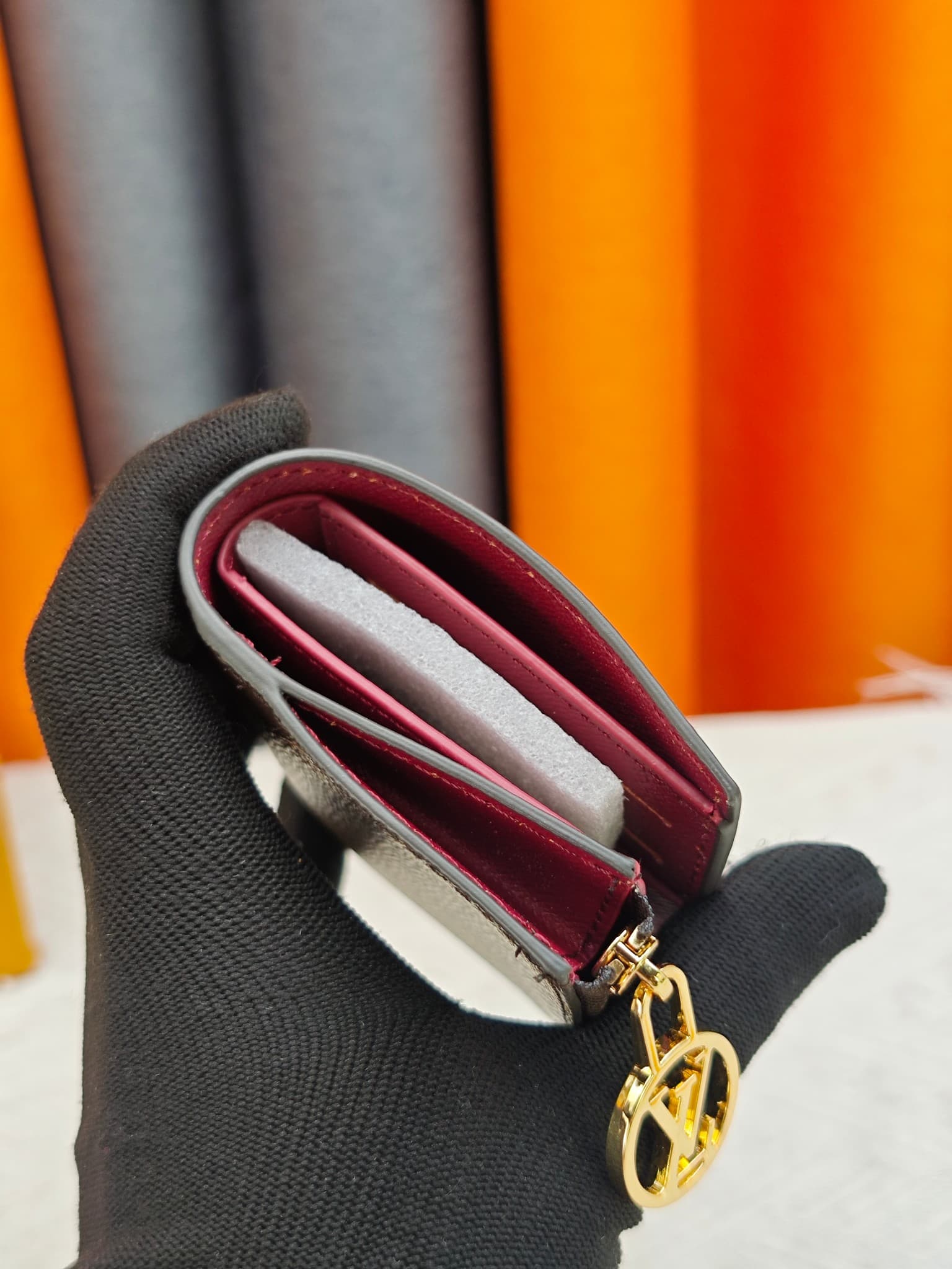 C5281 M82381 M82382 M82383 MPortefeuille Lisa is made of Monogram canvas, with colored leather lining. This compact wallet features a coin pocket and corner support; the handle is decorated with LV circles, allowing it to be easily placed in a small bag o — image 4