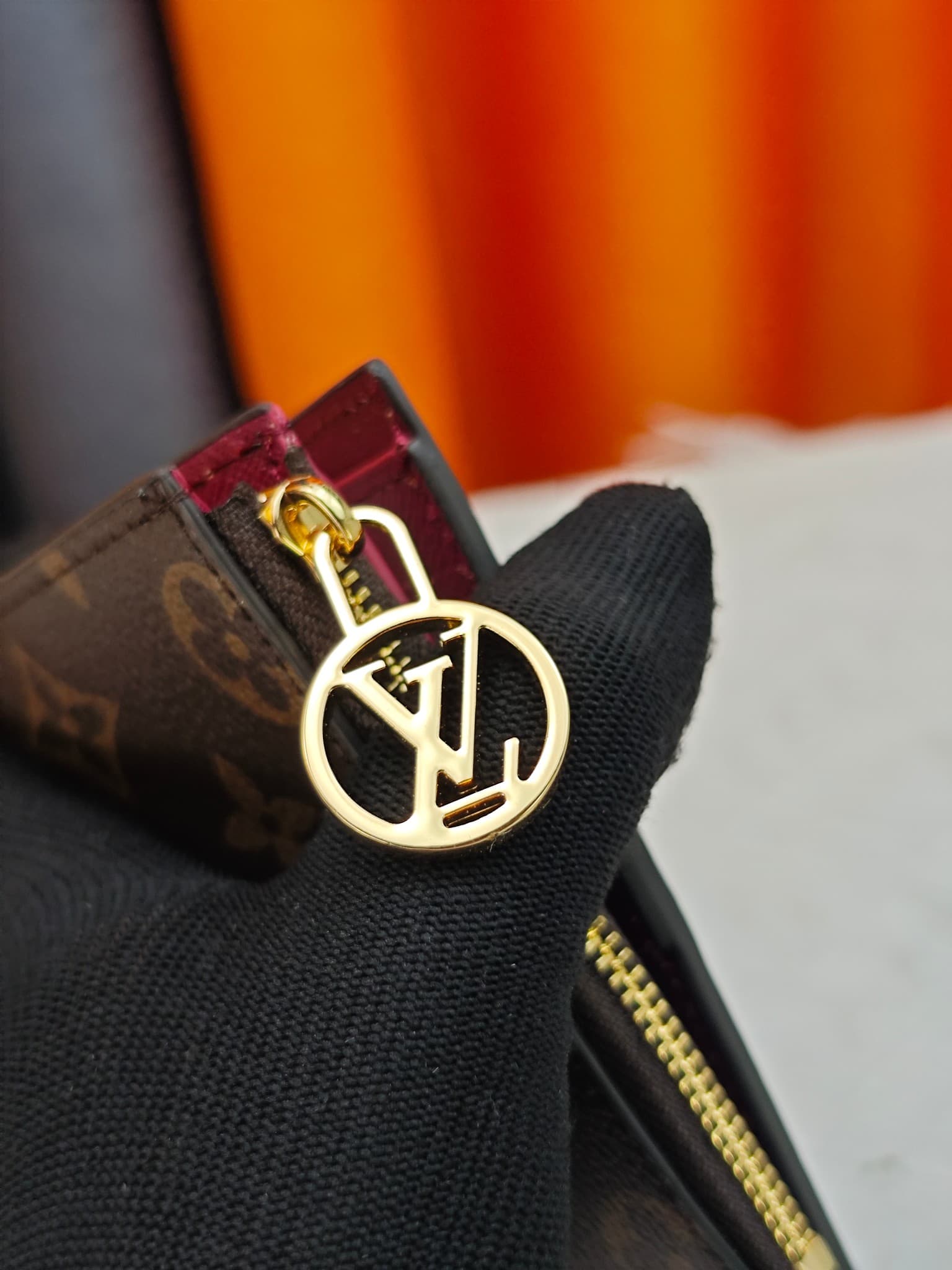 C5281 M82381 M82382 M82383 MPortefeuille Lisa is made of Monogram canvas, with colored leather lining. This compact wallet features a coin pocket and corner support; the handle is decorated with LV circles, allowing it to be easily placed in a small bag o — image 5