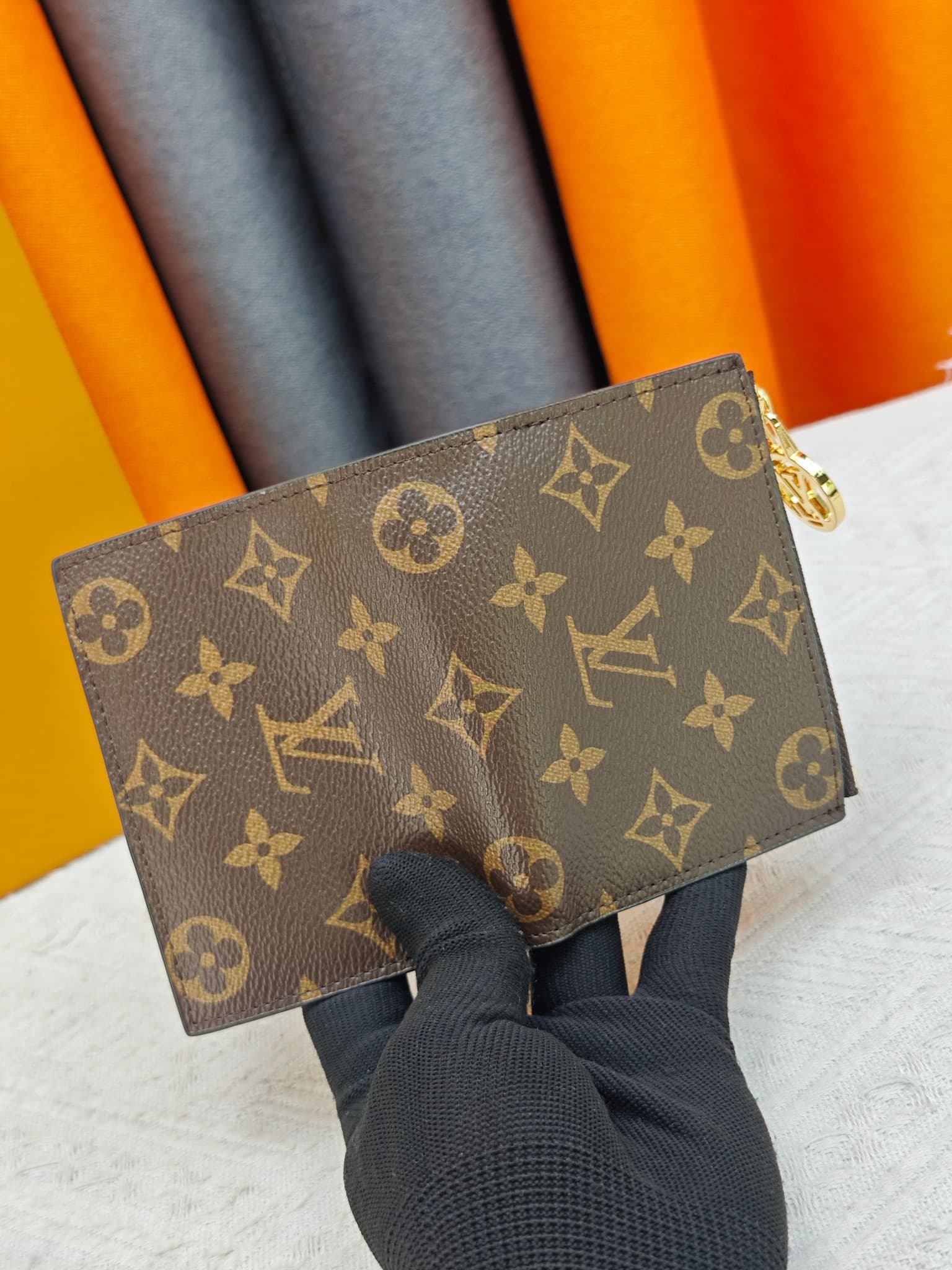 C5281 M82381 M82382 M82383 MPortefeuille Lisa is made of Monogram canvas, with colored leather lining. This compact wallet features a coin pocket and corner support; the handle is decorated with LV circles, allowing it to be easily placed in a small bag o — image 7