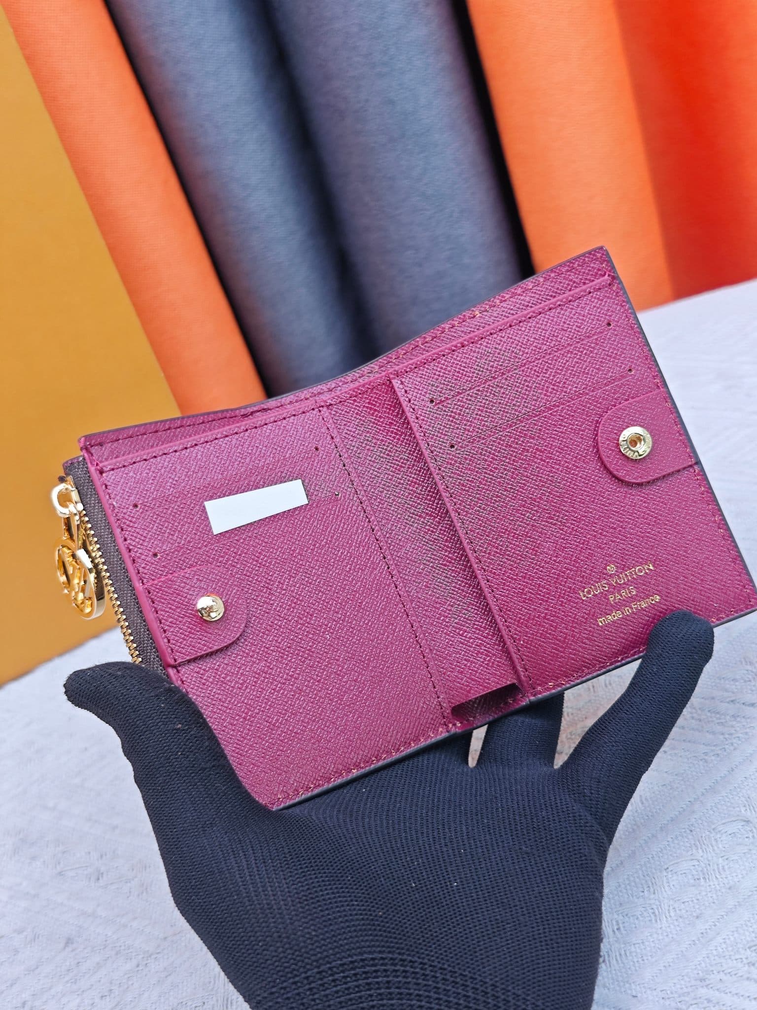C5281 M82381 M82382 M82383 MPortefeuille Lisa is made of Monogram canvas, with colored leather lining. This compact wallet features a coin pocket and corner support; the handle is decorated with LV circles, allowing it to be easily placed in a small bag o — image 6