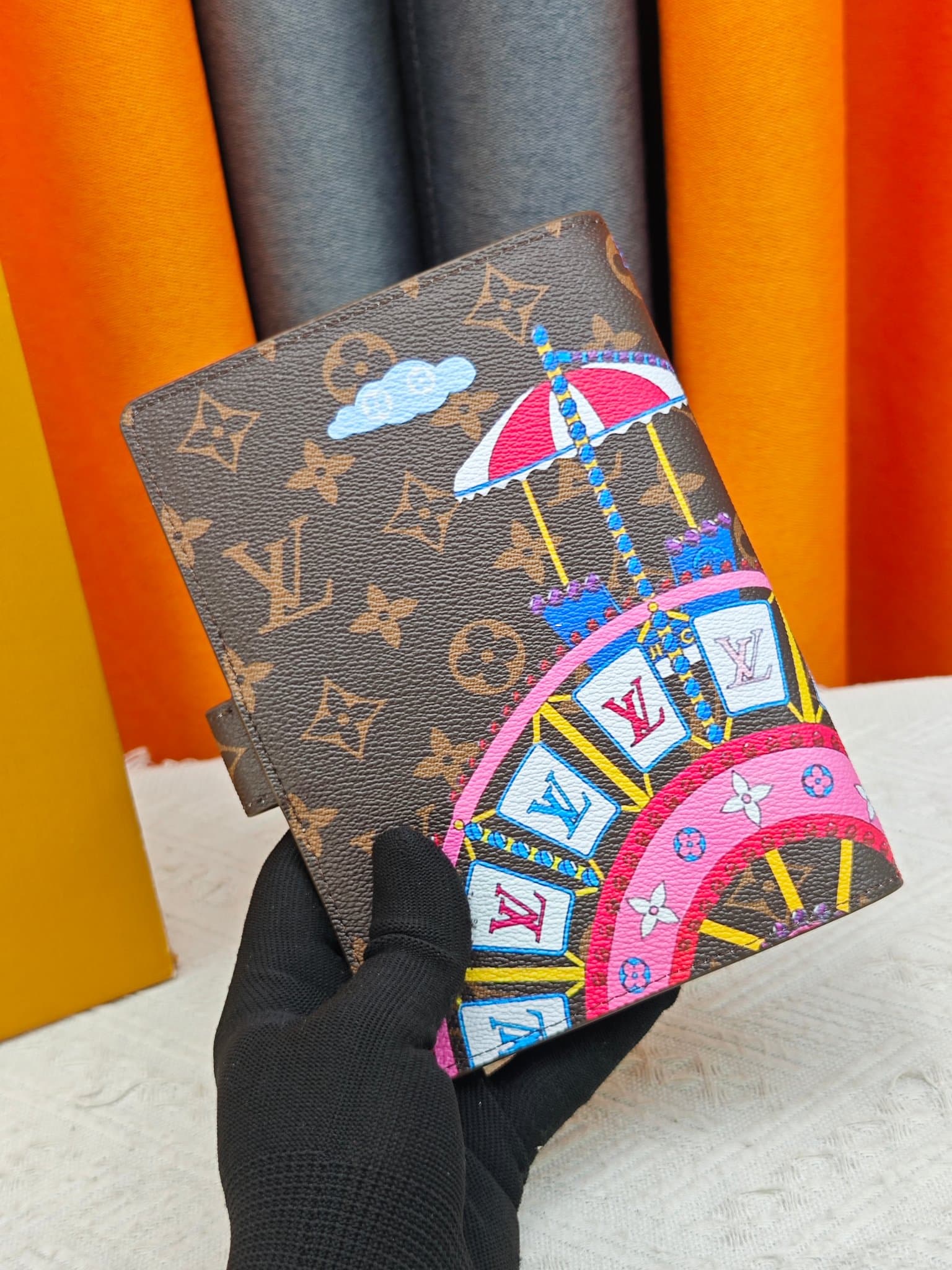 C5280 Wallet – Top-quality original product💎 [Photographed in real life, with a home background] Model: M20004❤️ This small notebook cover is made of Monogram canvas. It can hold three credit cards, and can also be used as a newsletter or notebook, or a c — image 2