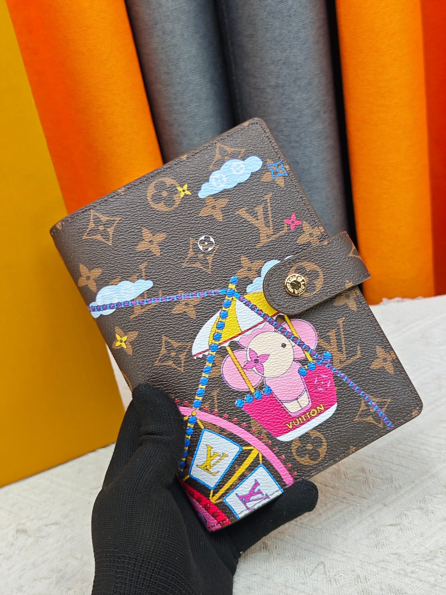 C5280 Wallet – Top-quality original product💎 [Photographed in real life, with a home background] Model: M20004❤️ This small notebook cover is made of Monogram canvas. It can hold three credit cards, and can also be used as a newsletter or notebook, or a c — image 1