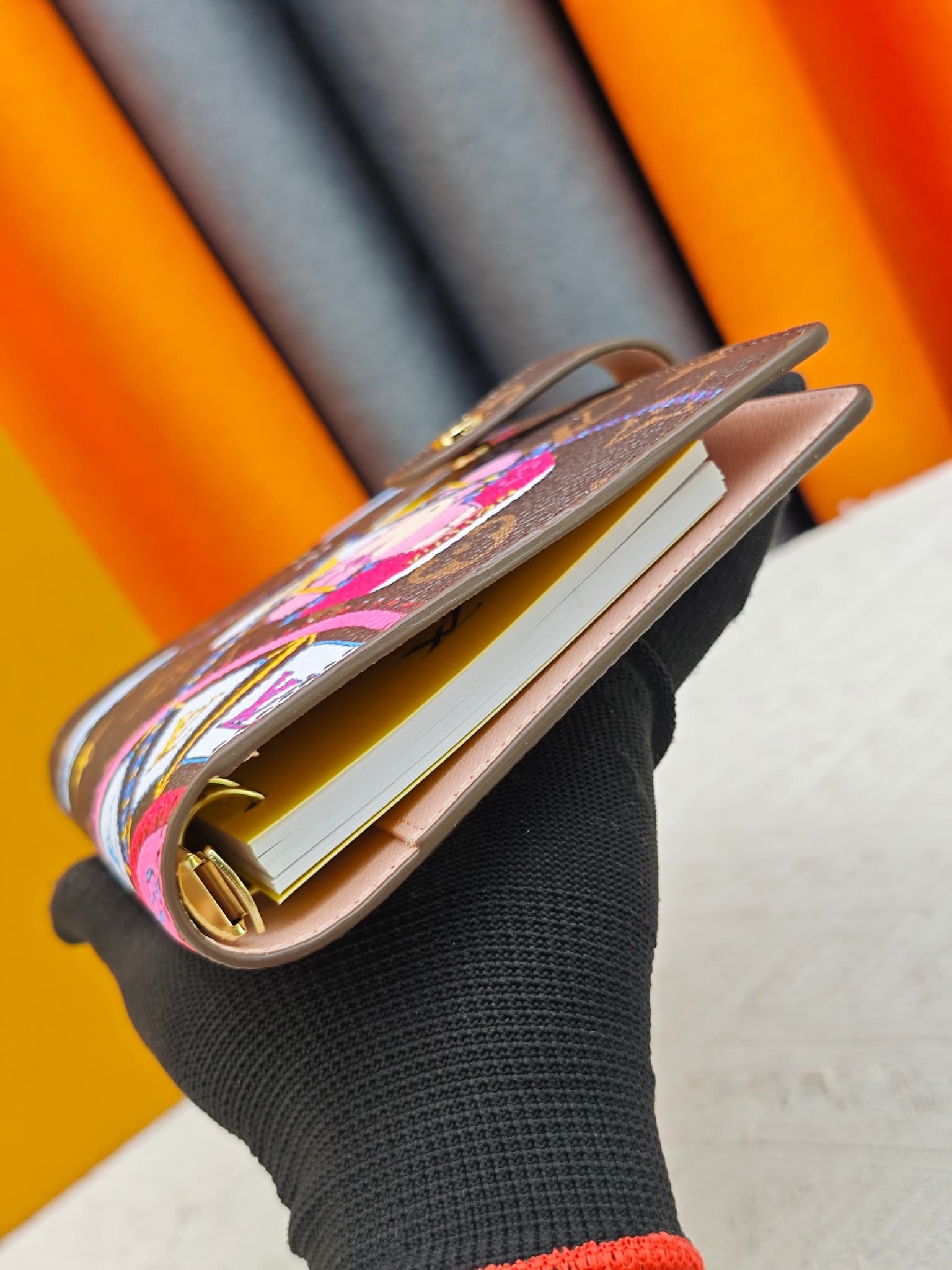 C5280 Wallet – Top-quality original product💎 [Photographed in real life, with a home background] Model: M20004❤️ This small notebook cover is made of Monogram canvas. It can hold three credit cards, and can also be used as a newsletter or notebook, or a c — image 4
