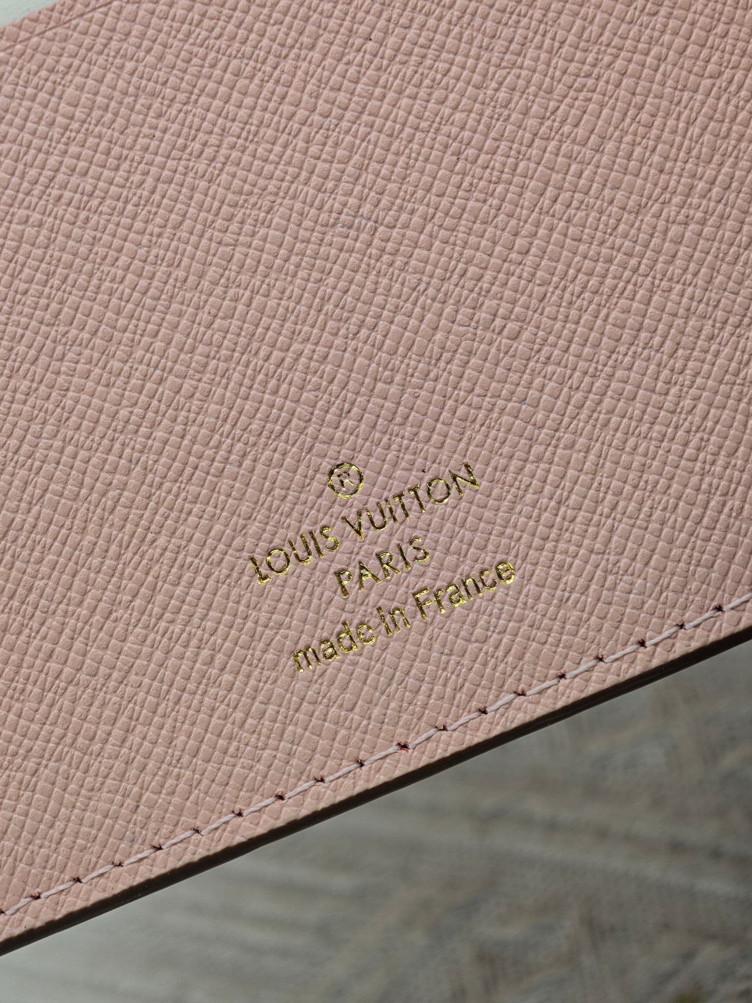 C5280 Wallet – Top-quality original product💎 [Photographed in real life, with a home background] Model: M20004❤️ This small notebook cover is made of Monogram canvas. It can hold three credit cards, and can also be used as a newsletter or notebook, or a c — image 7