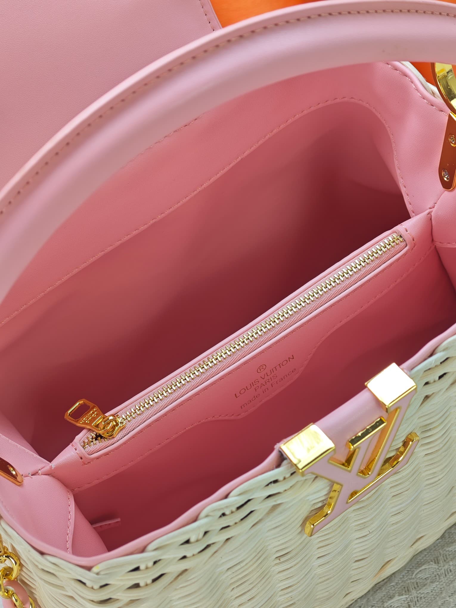 C5219 💰【Top-quality original products from Guangzhou】M28549 M28548 – blue and pink colors. This Capucines BB handbag belongs to the Rattan collection. It features a flip cover and the Louis Vuitton Monogram pattern, creating a unique design for this seaso — image 8