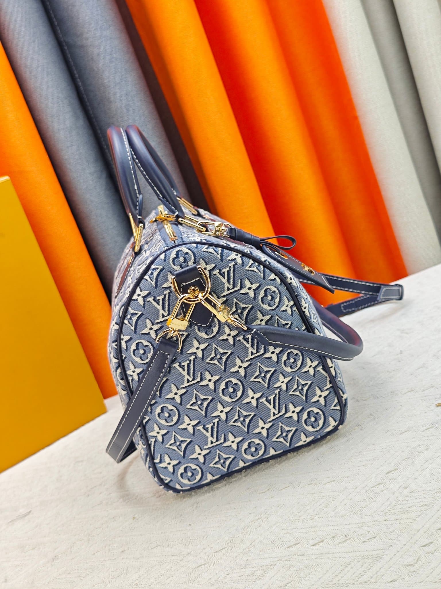 C5057 M28479 40391 2A187 Printed pattern;牛仔speedy pillow bag SPEEDY SOFT 30 Handbag. This Speedy Soft 30 handbag features a classic Monogram pattern, with the Monogram Emblème logo created using printed canvas, and an elegant embroidered texture. The uniq — image 3