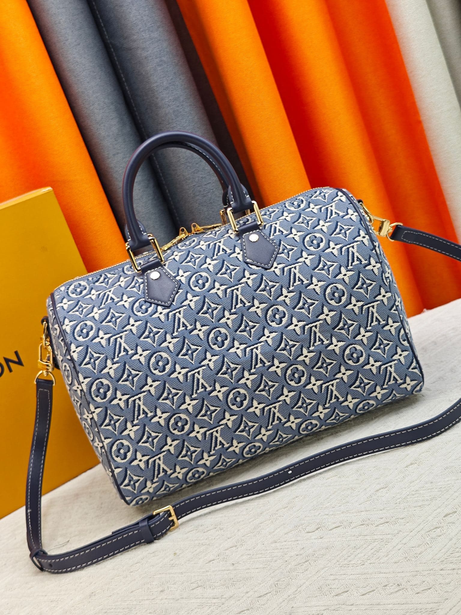 C5057 M28479 40391 2A187 Printed pattern;牛仔speedy pillow bag SPEEDY SOFT 30 Handbag. This Speedy Soft 30 handbag features a classic Monogram pattern, with the Monogram Emblème logo created using printed canvas, and an elegant embroidered texture. The uniq — image 4