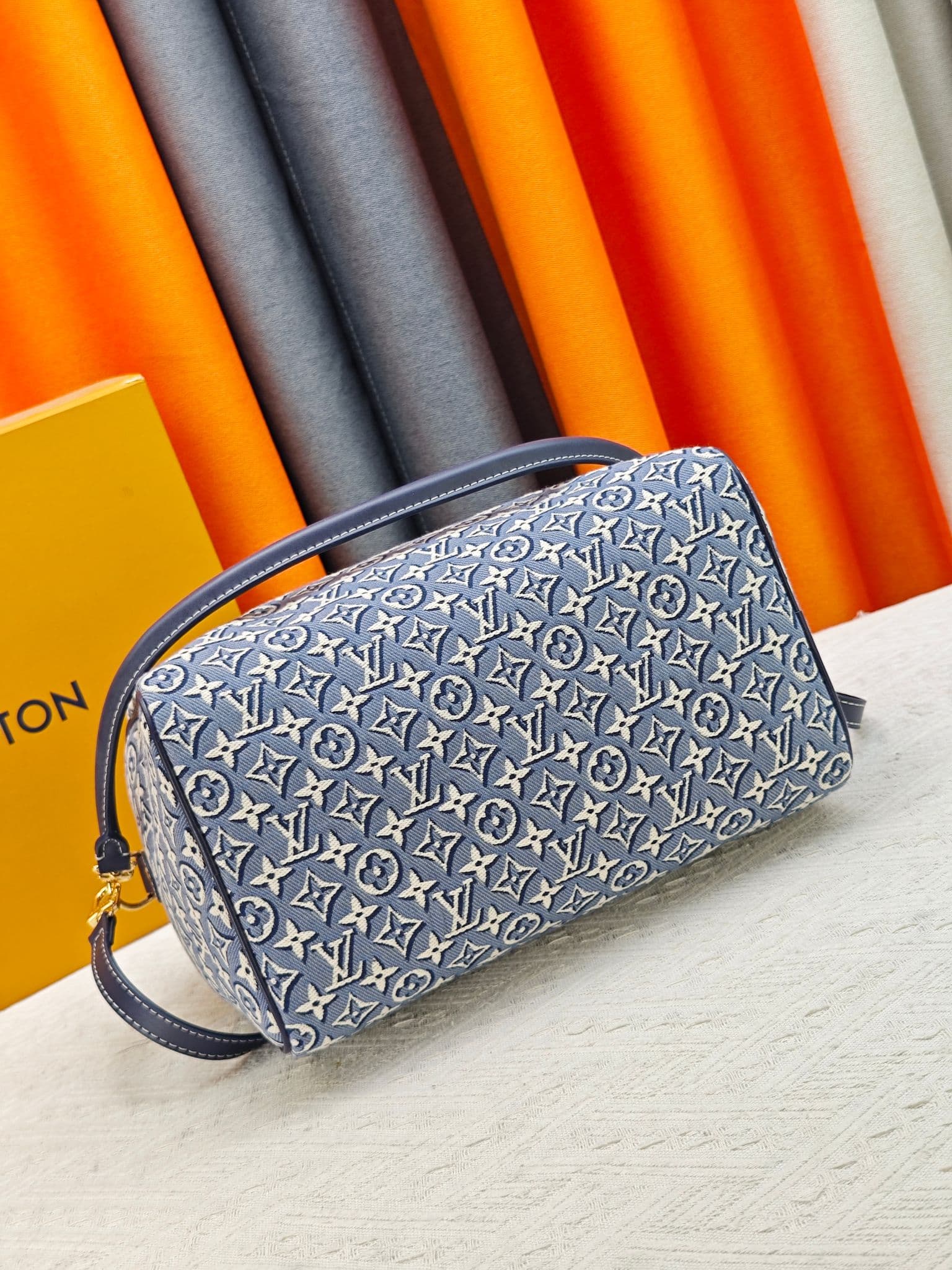 C5057 M28479 40391 2A187 Printed pattern;牛仔speedy pillow bag SPEEDY SOFT 30 Handbag. This Speedy Soft 30 handbag features a classic Monogram pattern, with the Monogram Emblème logo created using printed canvas, and an elegant embroidered texture. The uniq — image 5