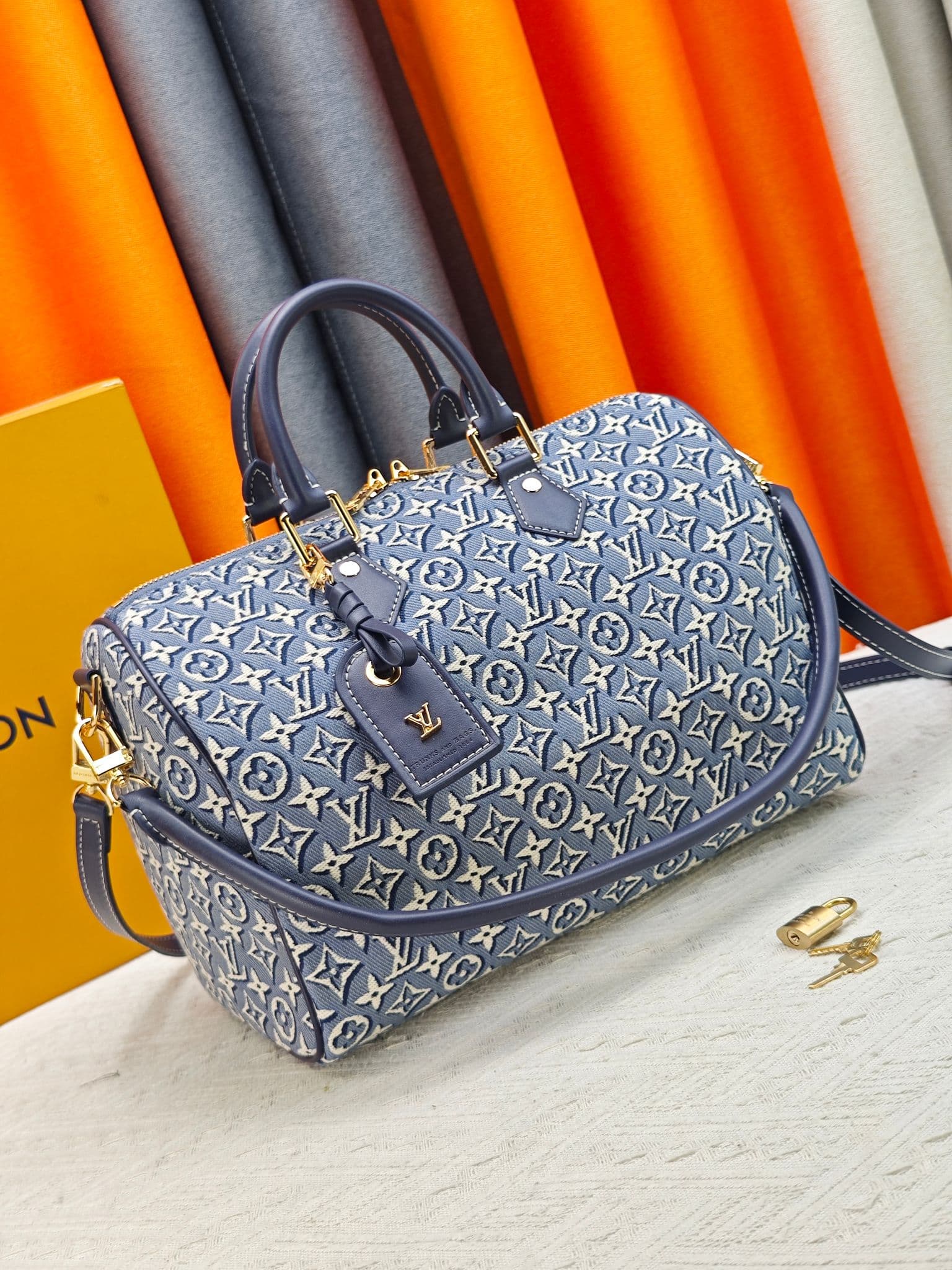 C5057 M28479 40391 2A187 Printed pattern;牛仔speedy pillow bag SPEEDY SOFT 30 Handbag. This Speedy Soft 30 handbag features a classic Monogram pattern, with the Monogram Emblème logo created using printed canvas, and an elegant embroidered texture. The uniq — image 2