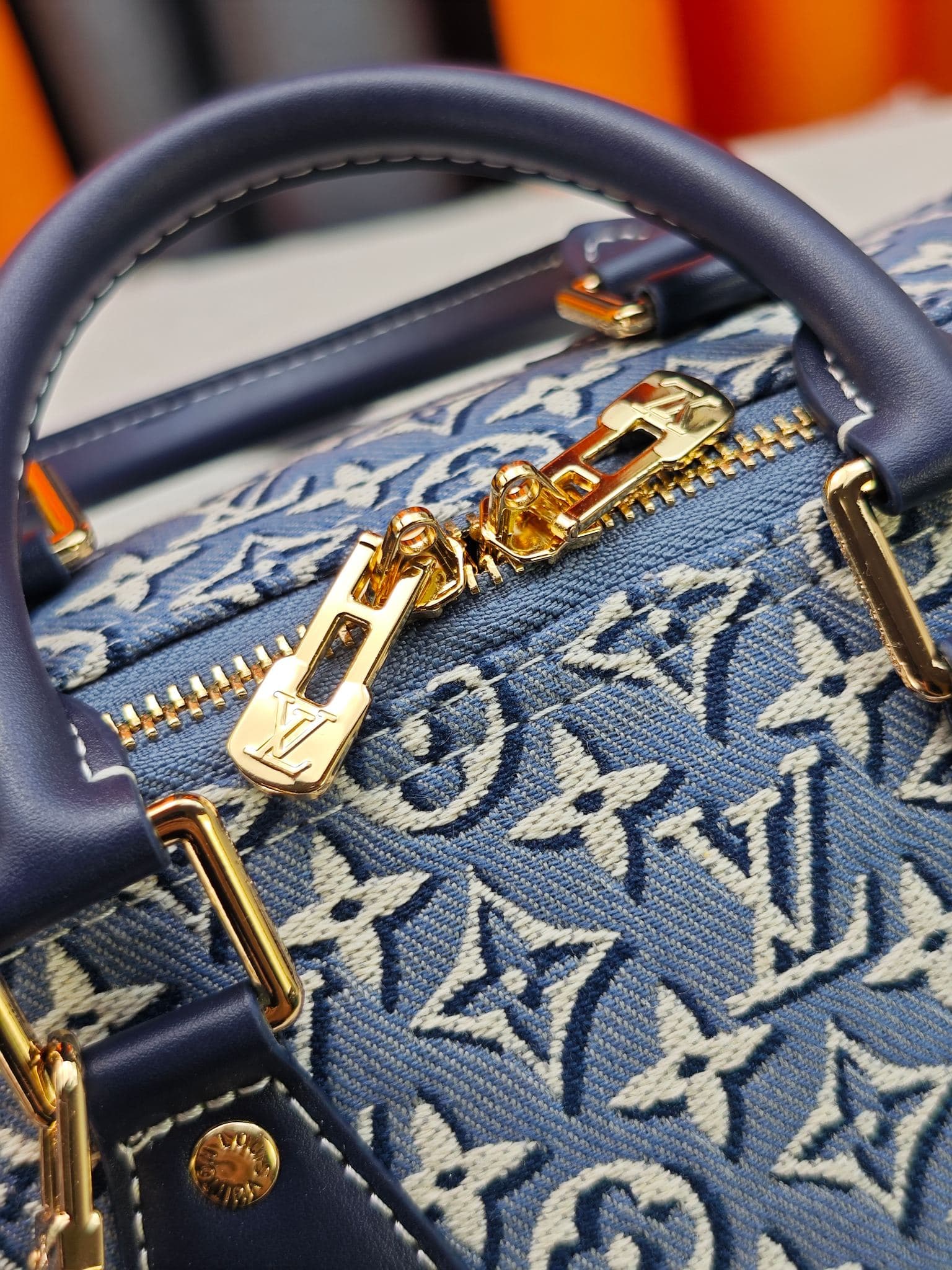 C5057 M28479 40391 2A187 Printed pattern;牛仔speedy pillow bag SPEEDY SOFT 30 Handbag. This Speedy Soft 30 handbag features a classic Monogram pattern, with the Monogram Emblème logo created using printed canvas, and an elegant embroidered texture. The uniq — image 7