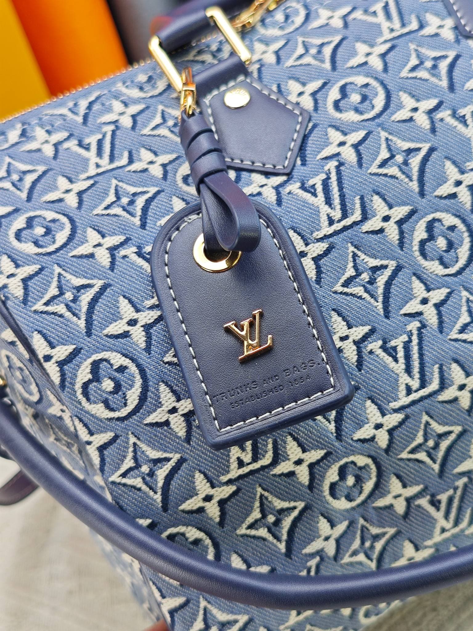 C5057 M28479 40391 2A187 Printed pattern;牛仔speedy pillow bag SPEEDY SOFT 30 Handbag. This Speedy Soft 30 handbag features a classic Monogram pattern, with the Monogram Emblème logo created using printed canvas, and an elegant embroidered texture. The uniq — image 6