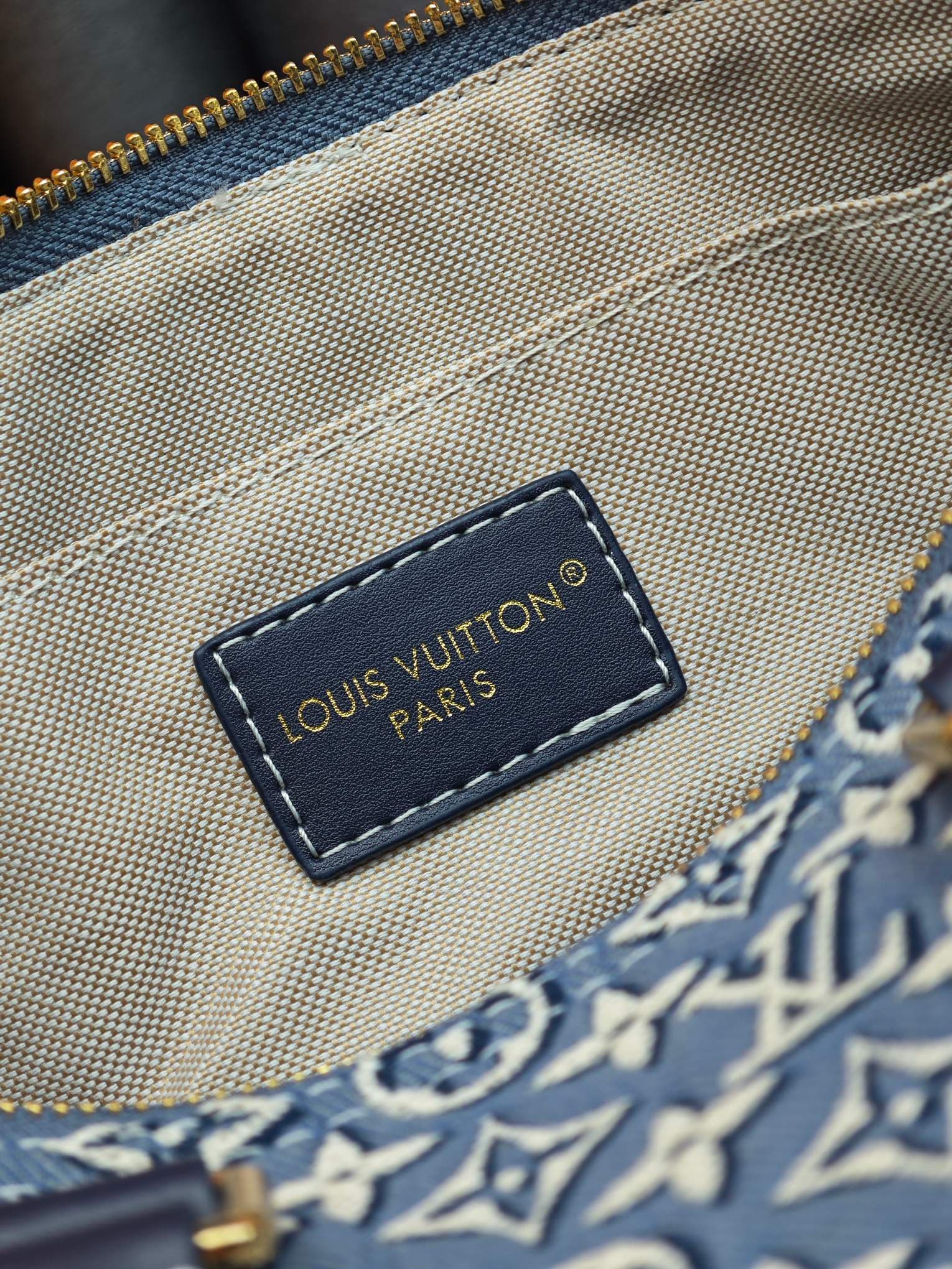 C5057 M28479 40391 2A187 Printed pattern;牛仔speedy pillow bag SPEEDY SOFT 30 Handbag. This Speedy Soft 30 handbag features a classic Monogram pattern, with the Monogram Emblème logo created using printed canvas, and an elegant embroidered texture. The uniq — image 8