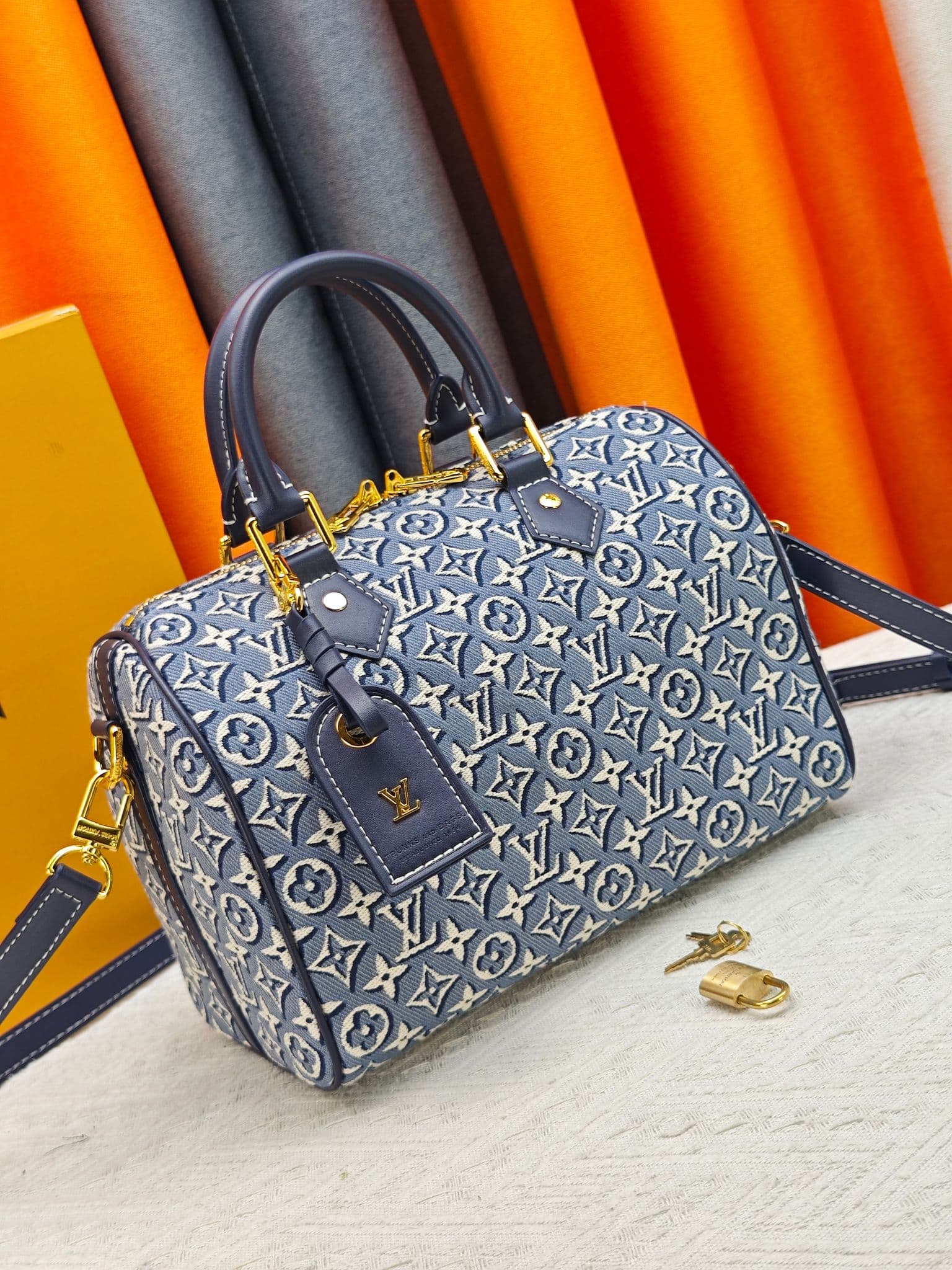 C5056 M40390 M2A187 Printed fabric;牛仔speedy pillow bag SPEEDY SOFT 25 Handbag. This Speedy Soft 30 handbag features a classic Monogram pattern, with the Monogram Emblème logo created using printed canvas, and an elegant embroidered texture. The unique col — image 2