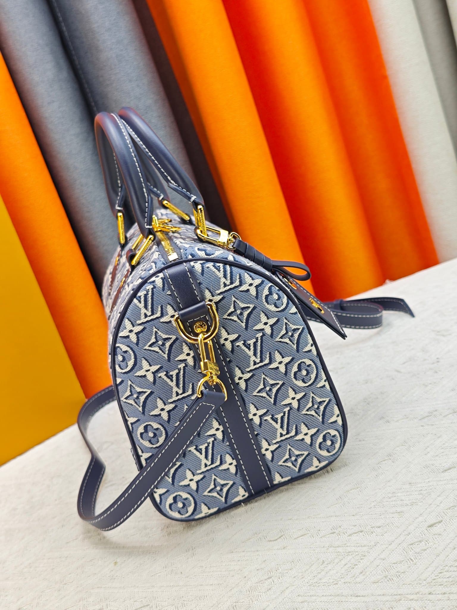C5056 M40390 M2A187 Printed fabric;牛仔speedy pillow bag SPEEDY SOFT 25 Handbag. This Speedy Soft 30 handbag features a classic Monogram pattern, with the Monogram Emblème logo created using printed canvas, and an elegant embroidered texture. The unique col — image 3