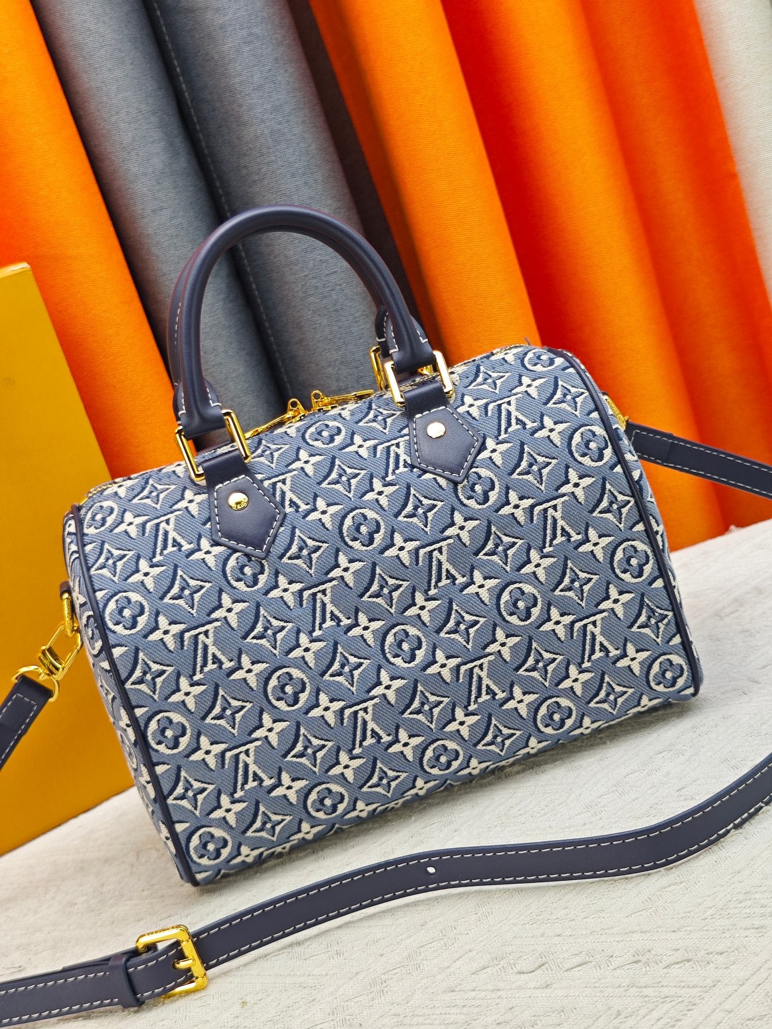 C5056 M40390 M2A187 Printed fabric;牛仔speedy pillow bag SPEEDY SOFT 25 Handbag. This Speedy Soft 30 handbag features a classic Monogram pattern, with the Monogram Emblème logo created using printed canvas, and an elegant embroidered texture. The unique col — image 4
