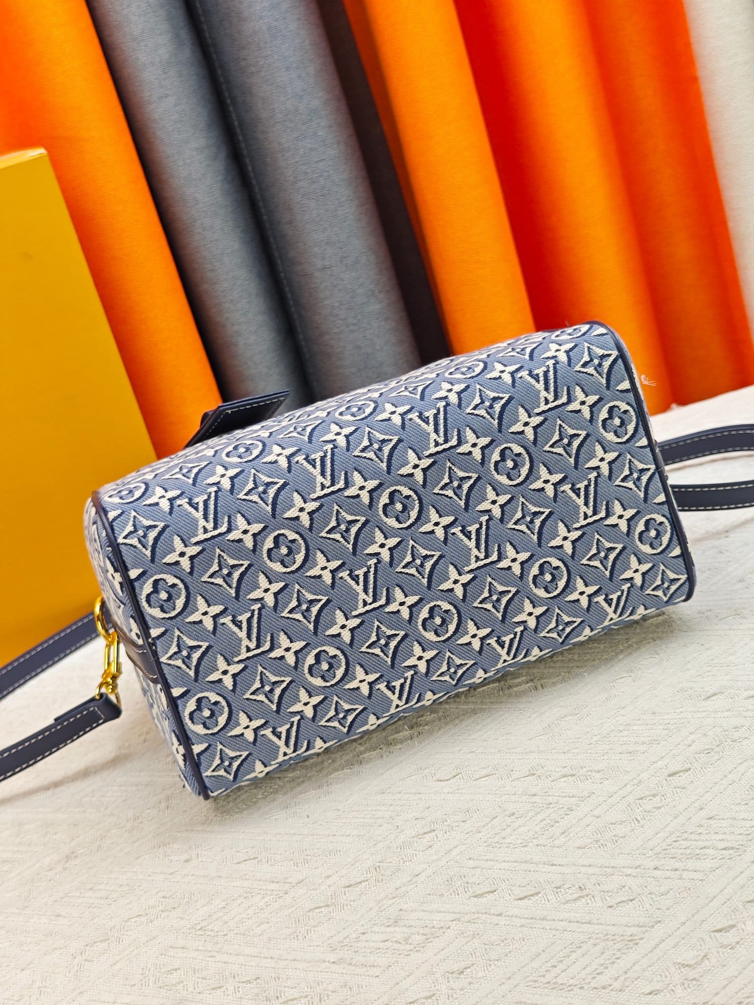 C5056 M40390 M2A187 Printed fabric;牛仔speedy pillow bag SPEEDY SOFT 25 Handbag. This Speedy Soft 30 handbag features a classic Monogram pattern, with the Monogram Emblème logo created using printed canvas, and an elegant embroidered texture. The unique col — image 5