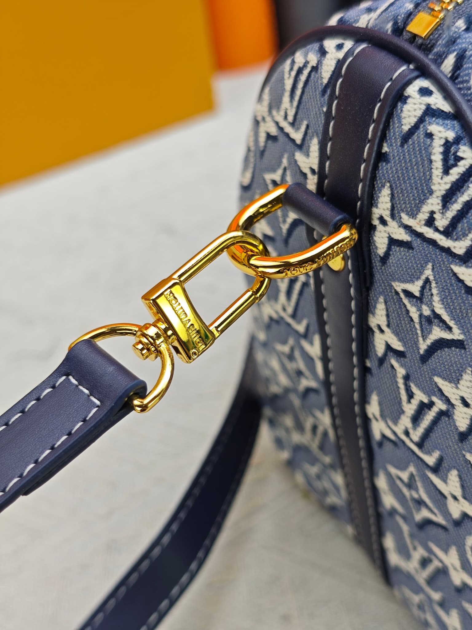 C5056 M40390 M2A187 Printed fabric;牛仔speedy pillow bag SPEEDY SOFT 25 Handbag. This Speedy Soft 30 handbag features a classic Monogram pattern, with the Monogram Emblème logo created using printed canvas, and an elegant embroidered texture. The unique col — image 7