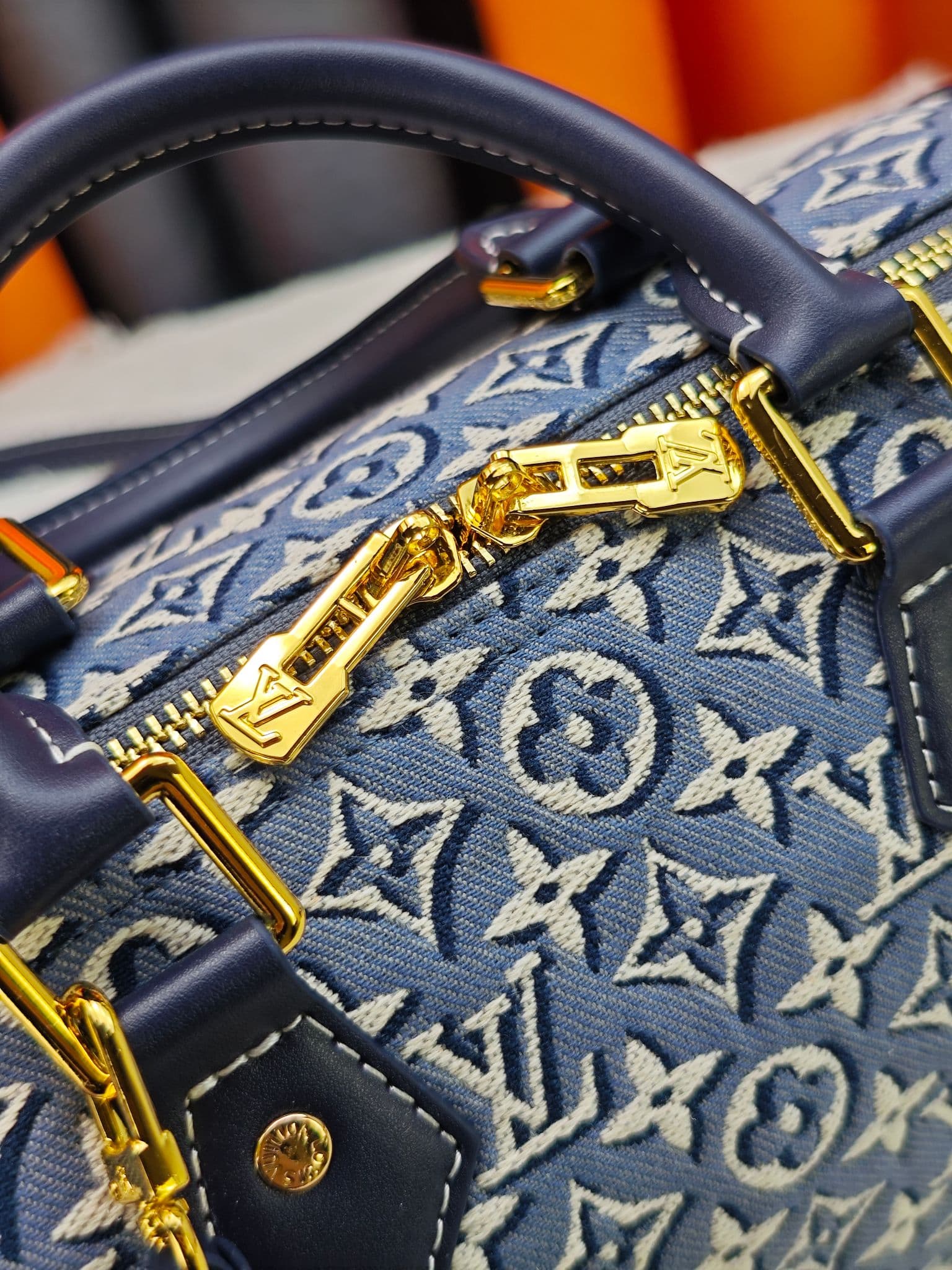 C5056 M40390 M2A187 Printed fabric;牛仔speedy pillow bag SPEEDY SOFT 25 Handbag. This Speedy Soft 30 handbag features a classic Monogram pattern, with the Monogram Emblème logo created using printed canvas, and an elegant embroidered texture. The unique col — image 6