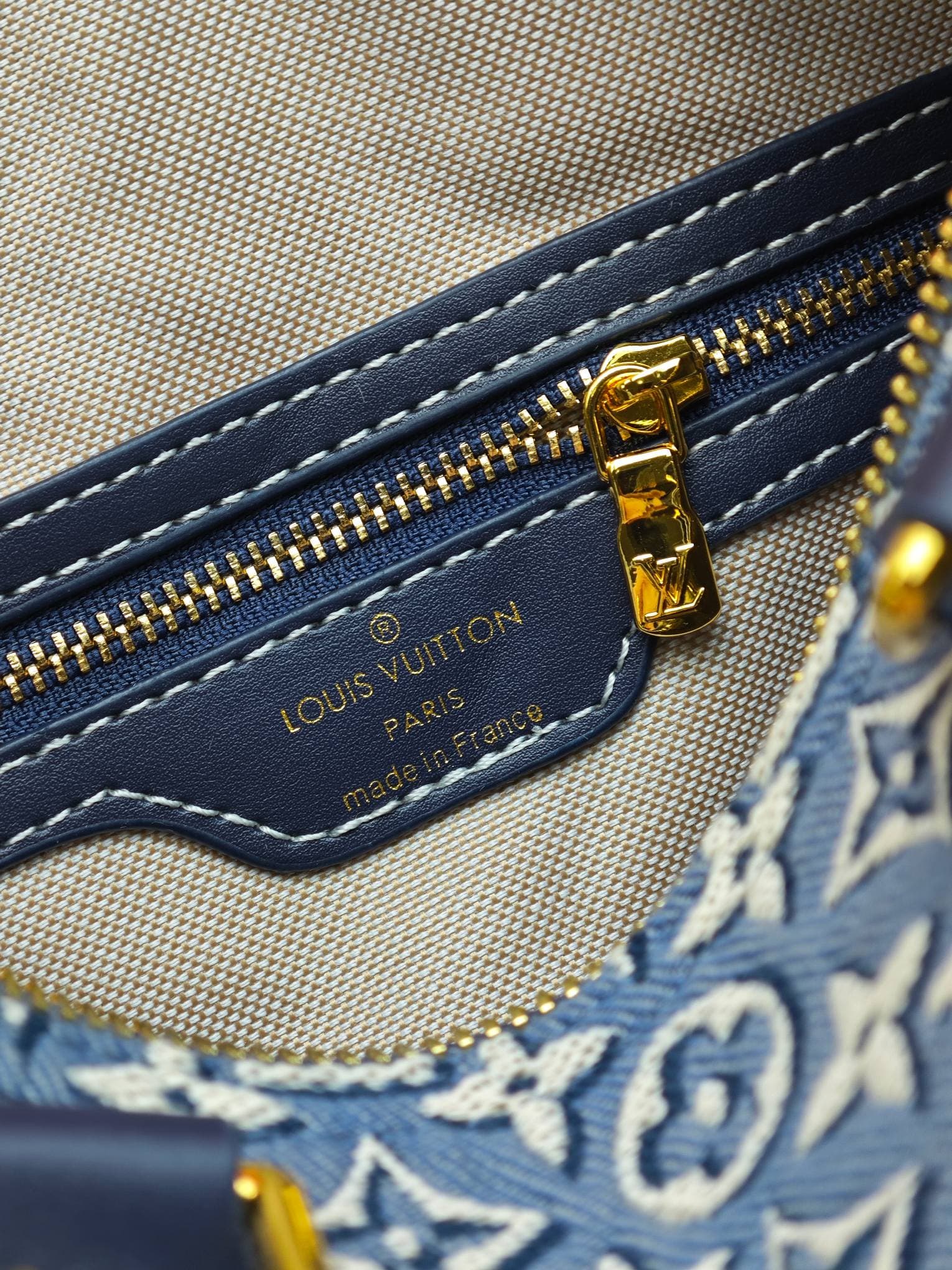 C5056 M40390 M2A187 Printed fabric;牛仔speedy pillow bag SPEEDY SOFT 25 Handbag. This Speedy Soft 30 handbag features a classic Monogram pattern, with the Monogram Emblème logo created using printed canvas, and an elegant embroidered texture. The unique col — image 8