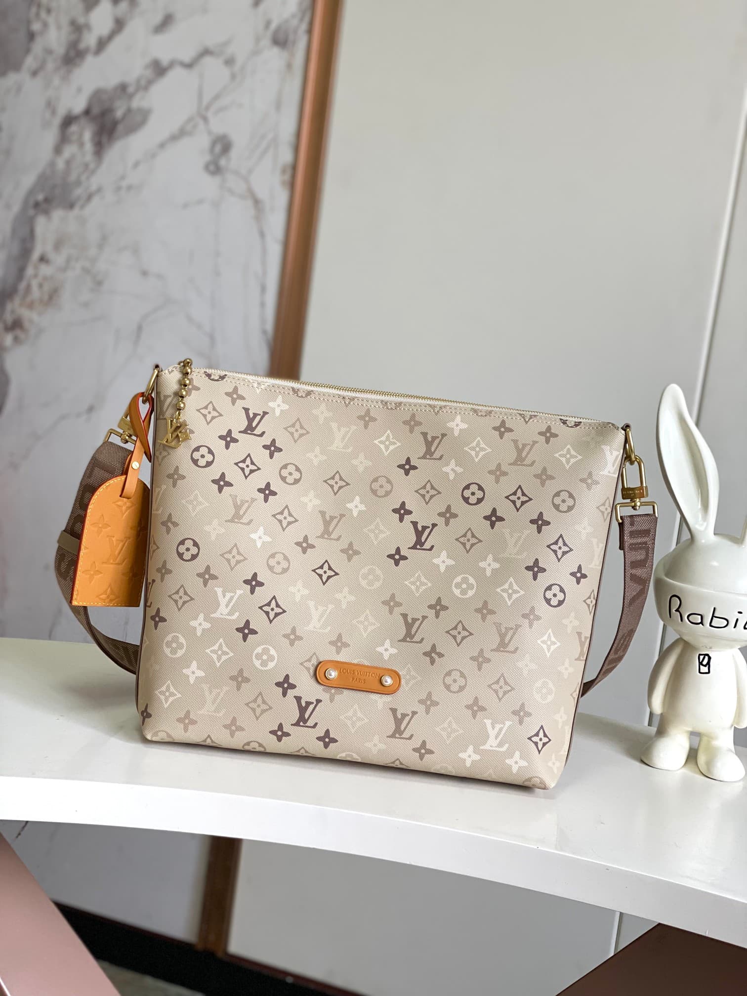 C5328 [Haiguan Exclusive Single Real Estate Transaction] Semi-steel 163 chip [LV METIS Handbag]. M26931 in apricot color, M27181 in green. This Métis handbag, made of Monogram canvas, embodies a self-assured attitude. The Métis handbag emphasizes lines an — image 1