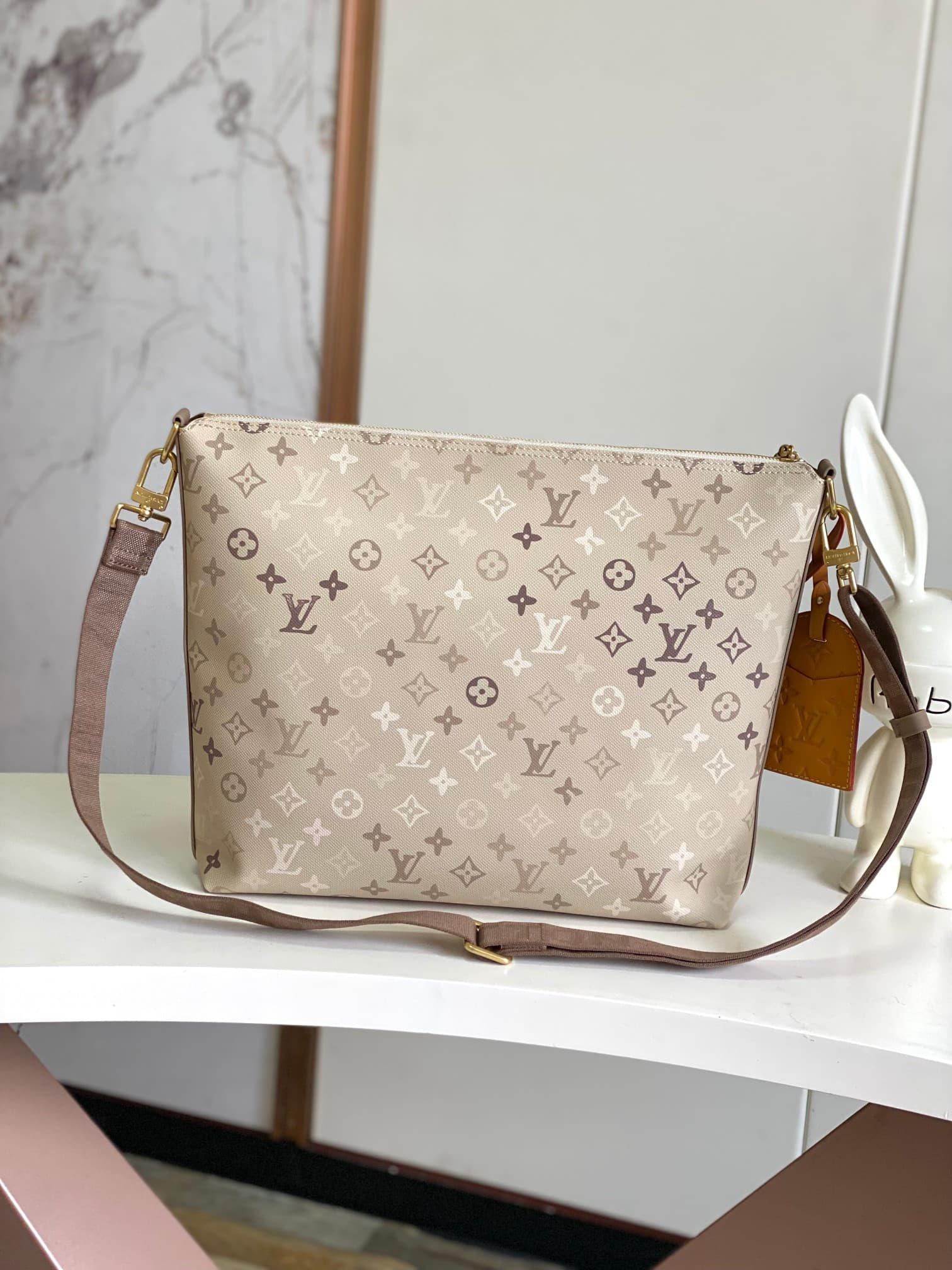 C5328 [Haiguan Exclusive Single Real Estate Transaction] Semi-steel 163 chip [LV METIS Handbag]. M26931 in apricot color, M27181 in green. This Métis handbag, made of Monogram canvas, embodies a self-assured attitude. The Métis handbag emphasizes lines an — image 3