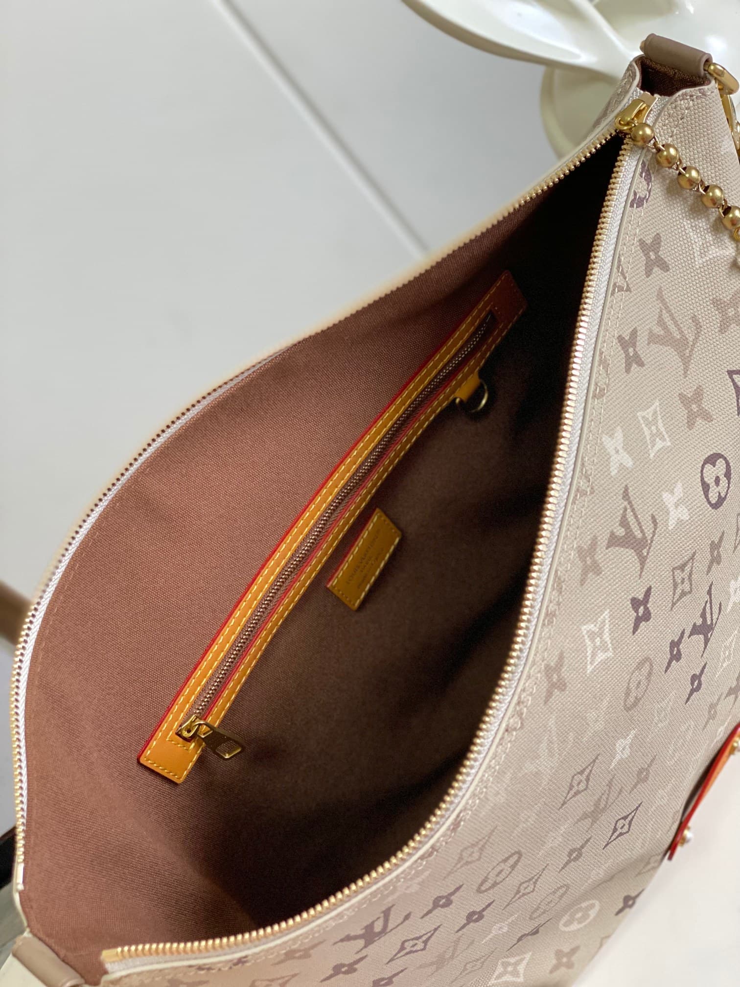 C5328 [Haiguan Exclusive Single Real Estate Transaction] Semi-steel 163 chip [LV METIS Handbag]. M26931 in apricot color, M27181 in green. This Métis handbag, made of Monogram canvas, embodies a self-assured attitude. The Métis handbag emphasizes lines an — image 8
