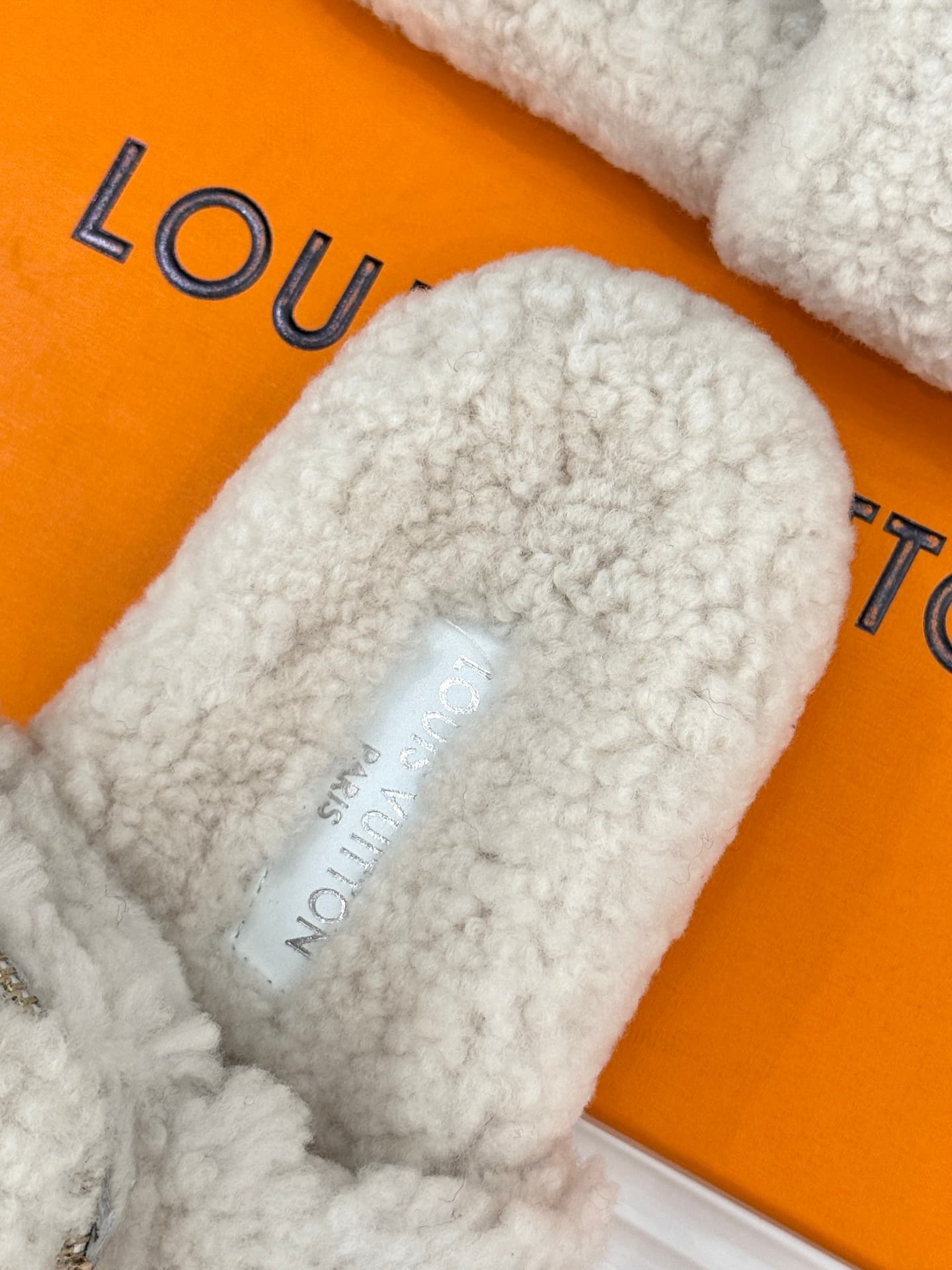 D9140 🏧𝐋𝐕Luck brand’s popular classic slippers — image 8