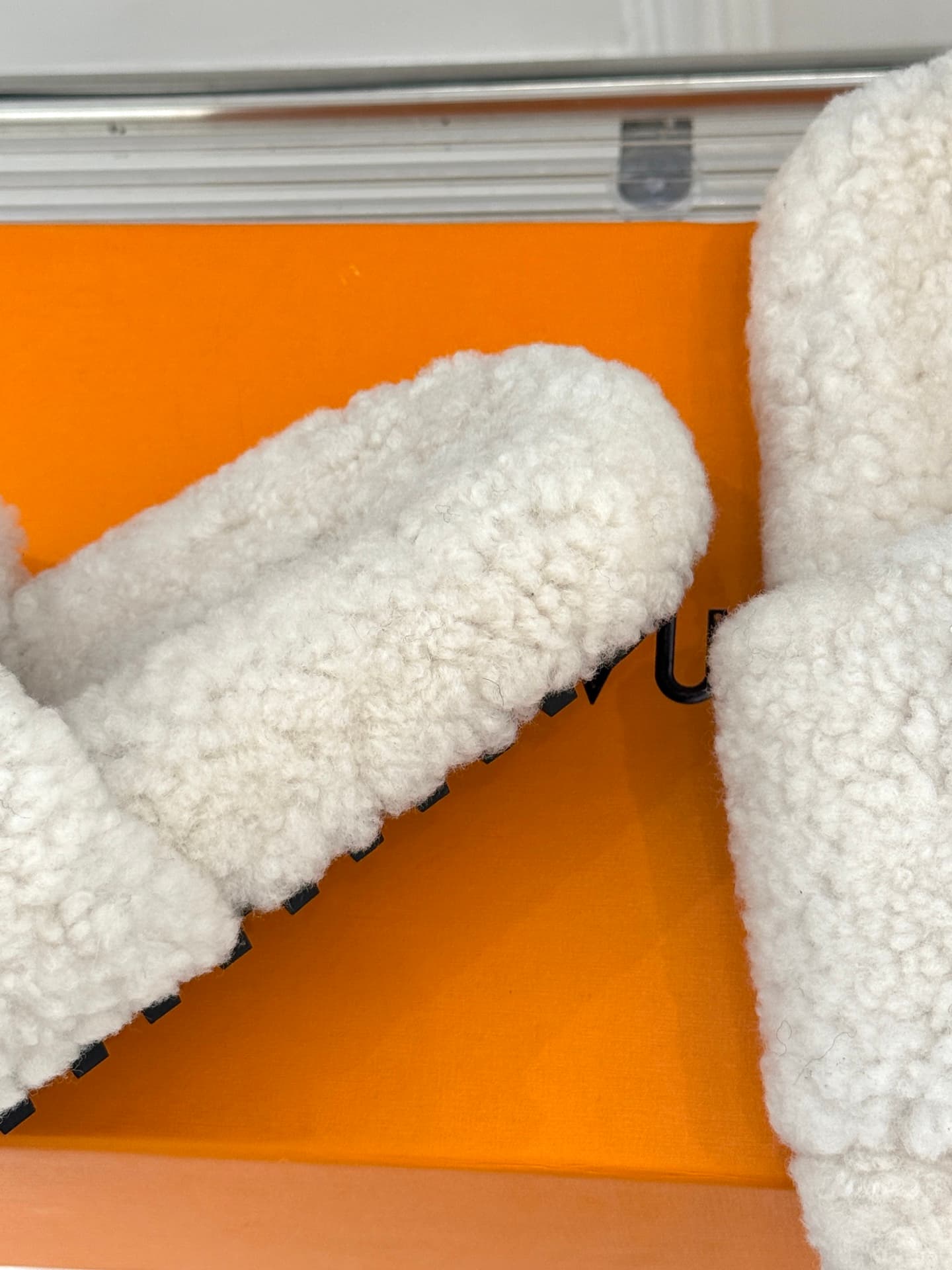 D9140 🏧𝐋𝐕Luck brand’s popular classic slippers — image 6